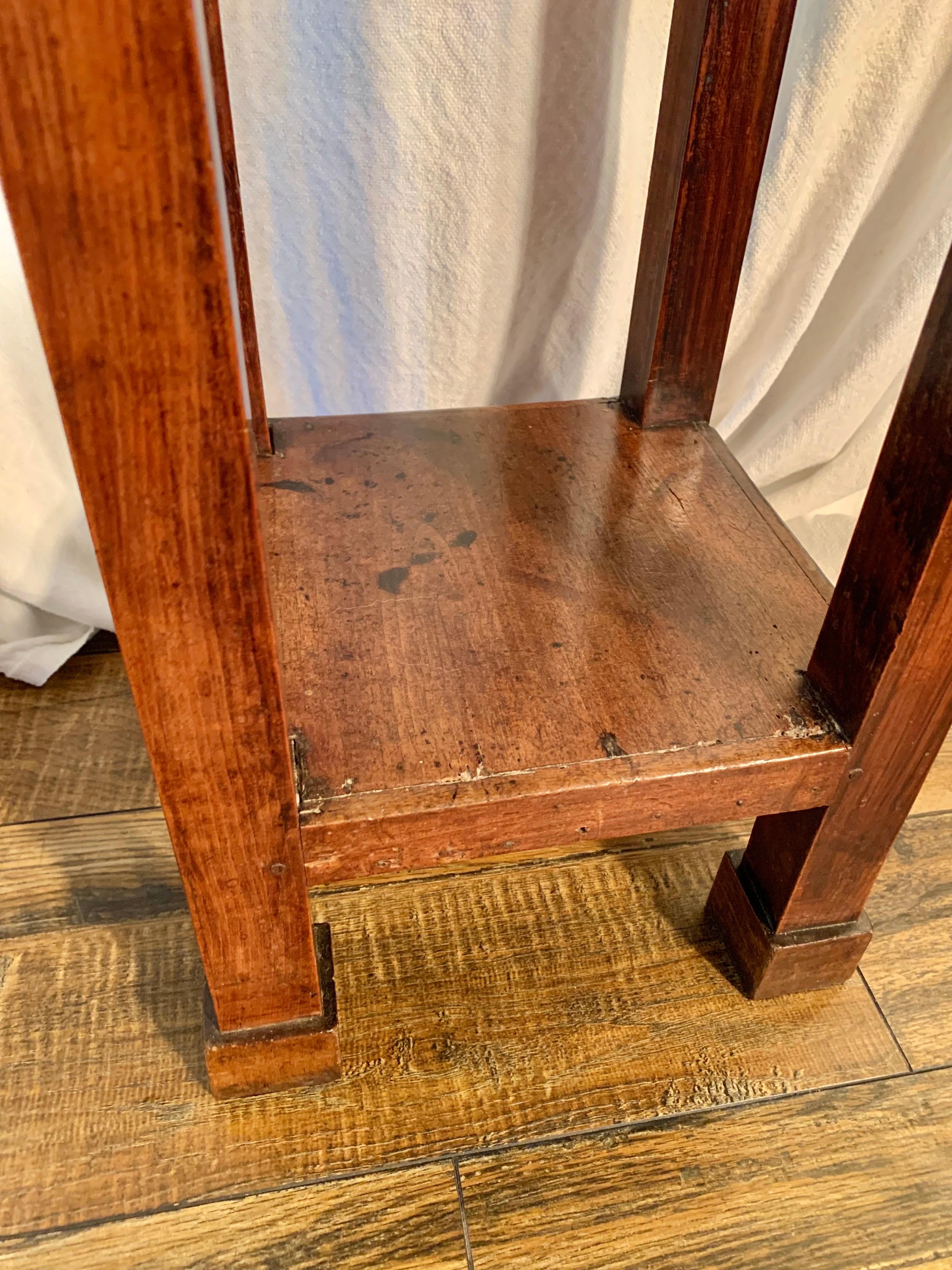 Table d'appoint en noyer français du XIXe siècle en vente 2