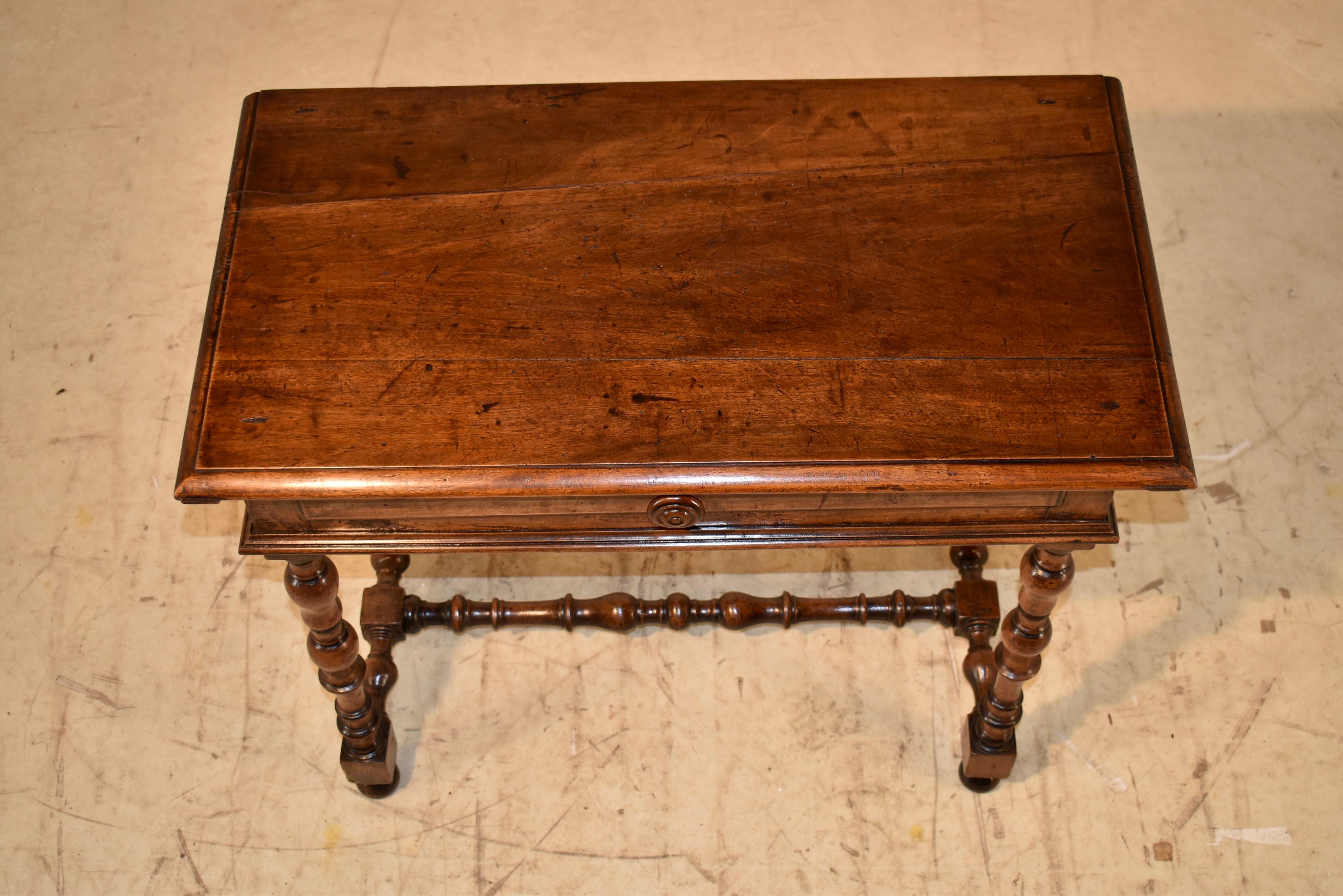Table d'appoint en noyer français du XIXe siècle en vente 1