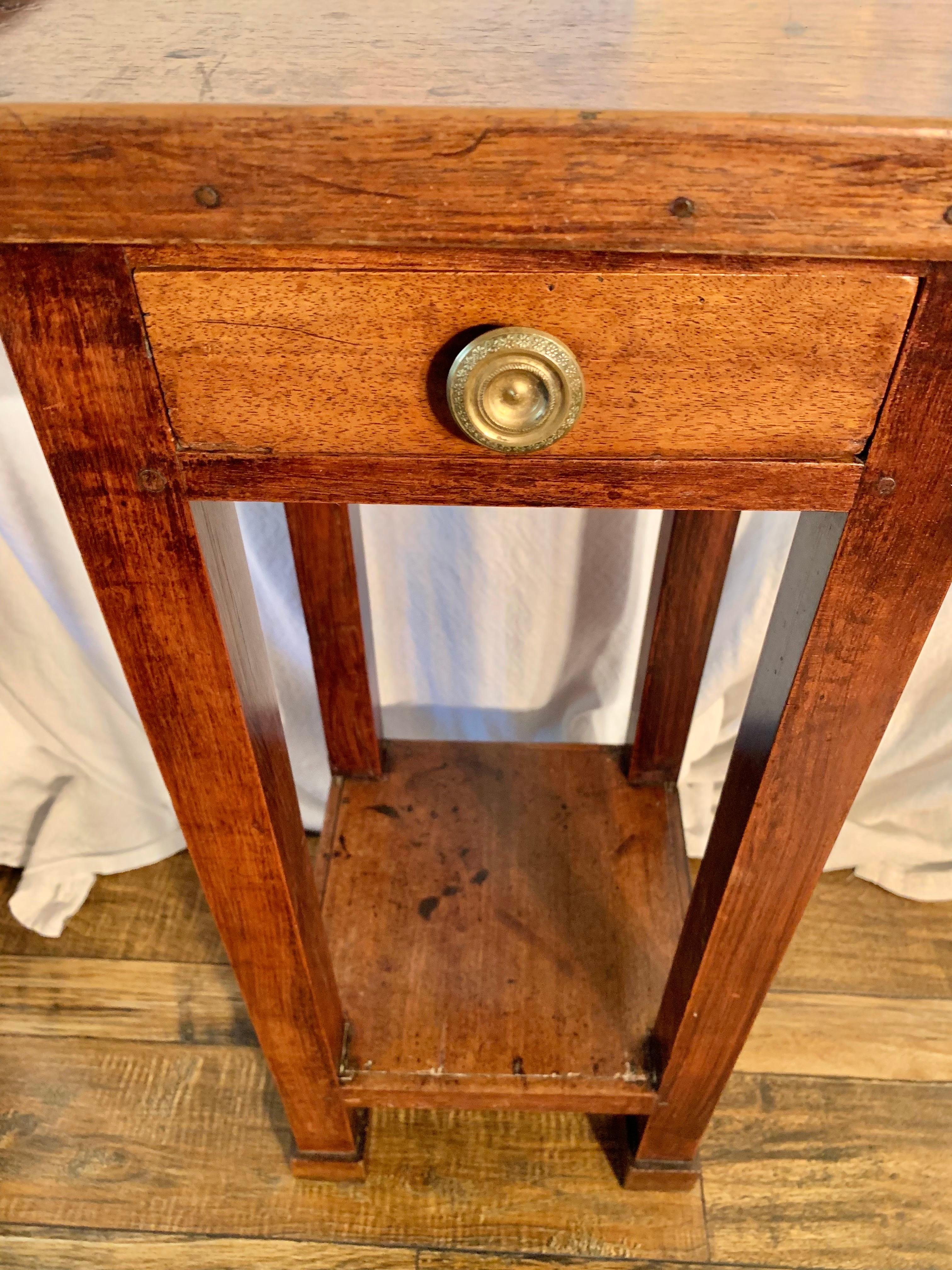 Table d'appoint en noyer français du XIXe siècle en vente 3