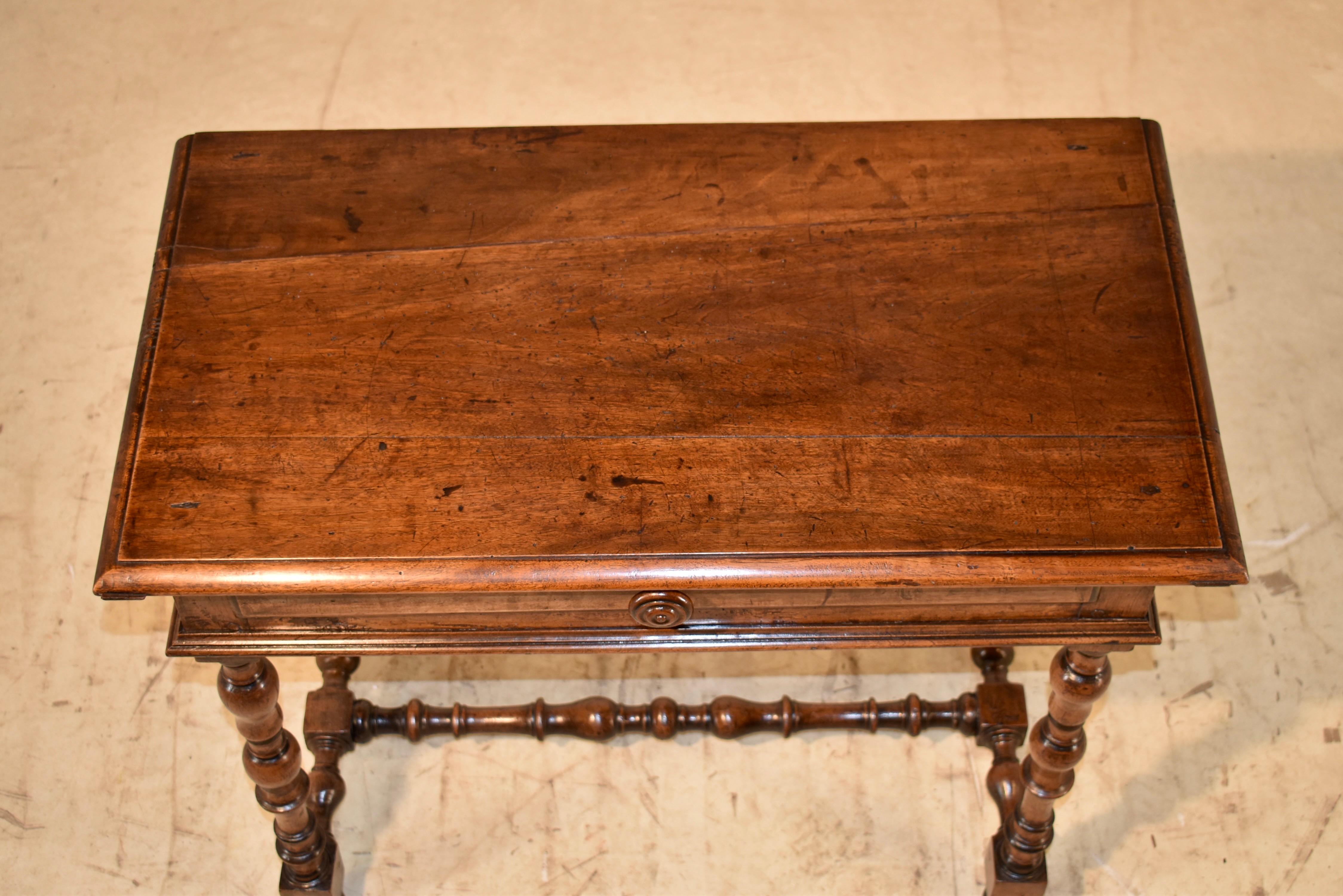 Table d'appoint en noyer français du XIXe siècle en vente 2