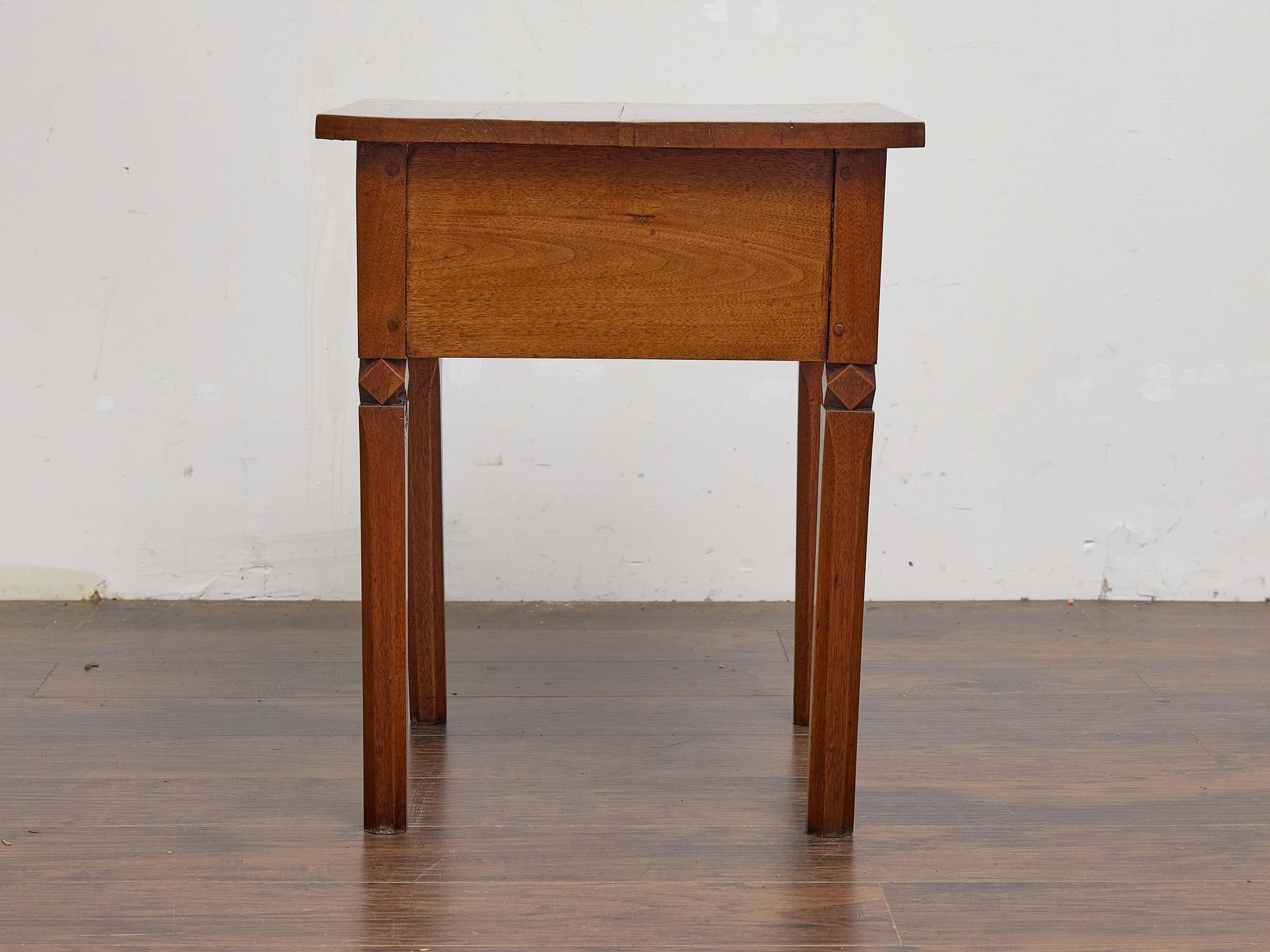 Sculpté Table d'appoint en noyer français du 19e siècle avec tiroir et accents de diamants sculptés en vente