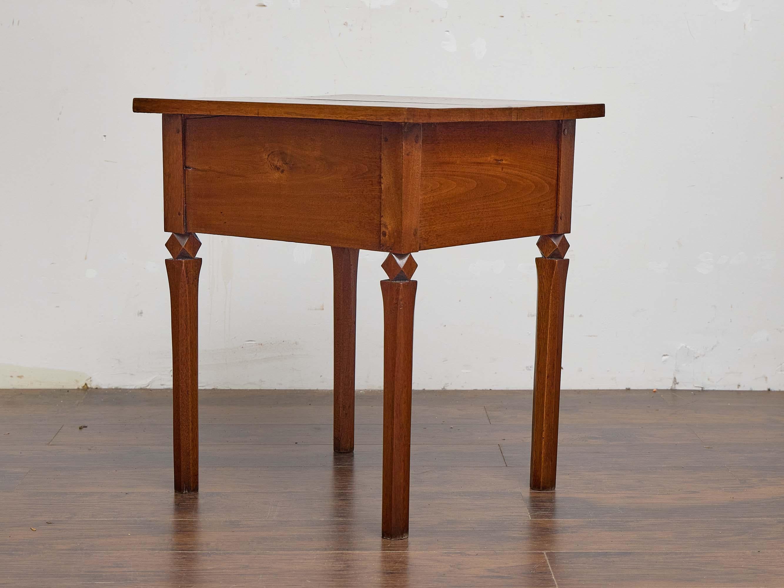 Table d'appoint en noyer français du 19e siècle avec tiroir et accents de diamants sculptés Bon état - En vente à Atlanta, GA