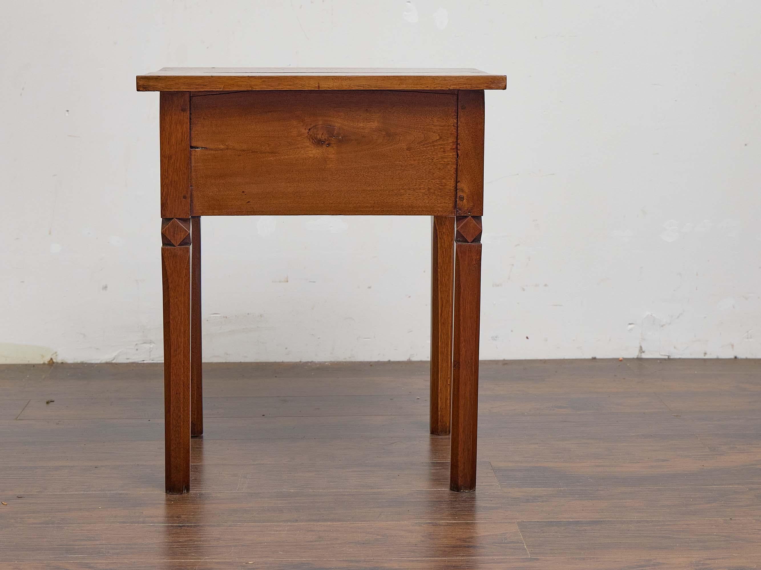 XIXe siècle Table d'appoint en noyer français du 19e siècle avec tiroir et accents de diamants sculptés en vente