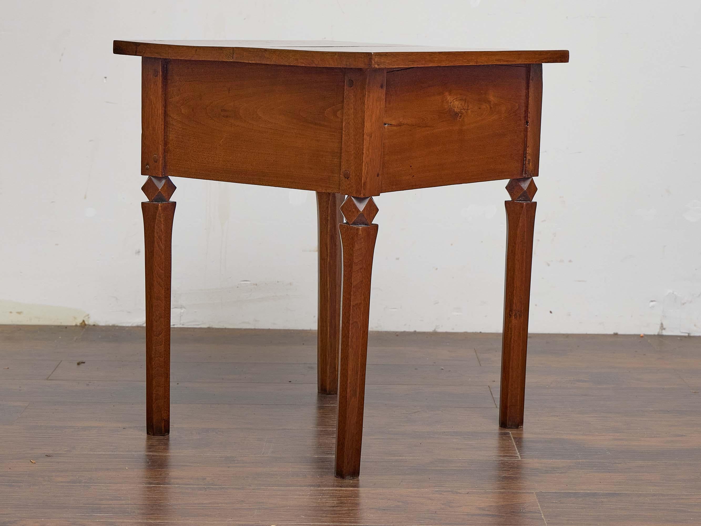 Noyer Table d'appoint en noyer français du 19e siècle avec tiroir et accents de diamants sculptés en vente