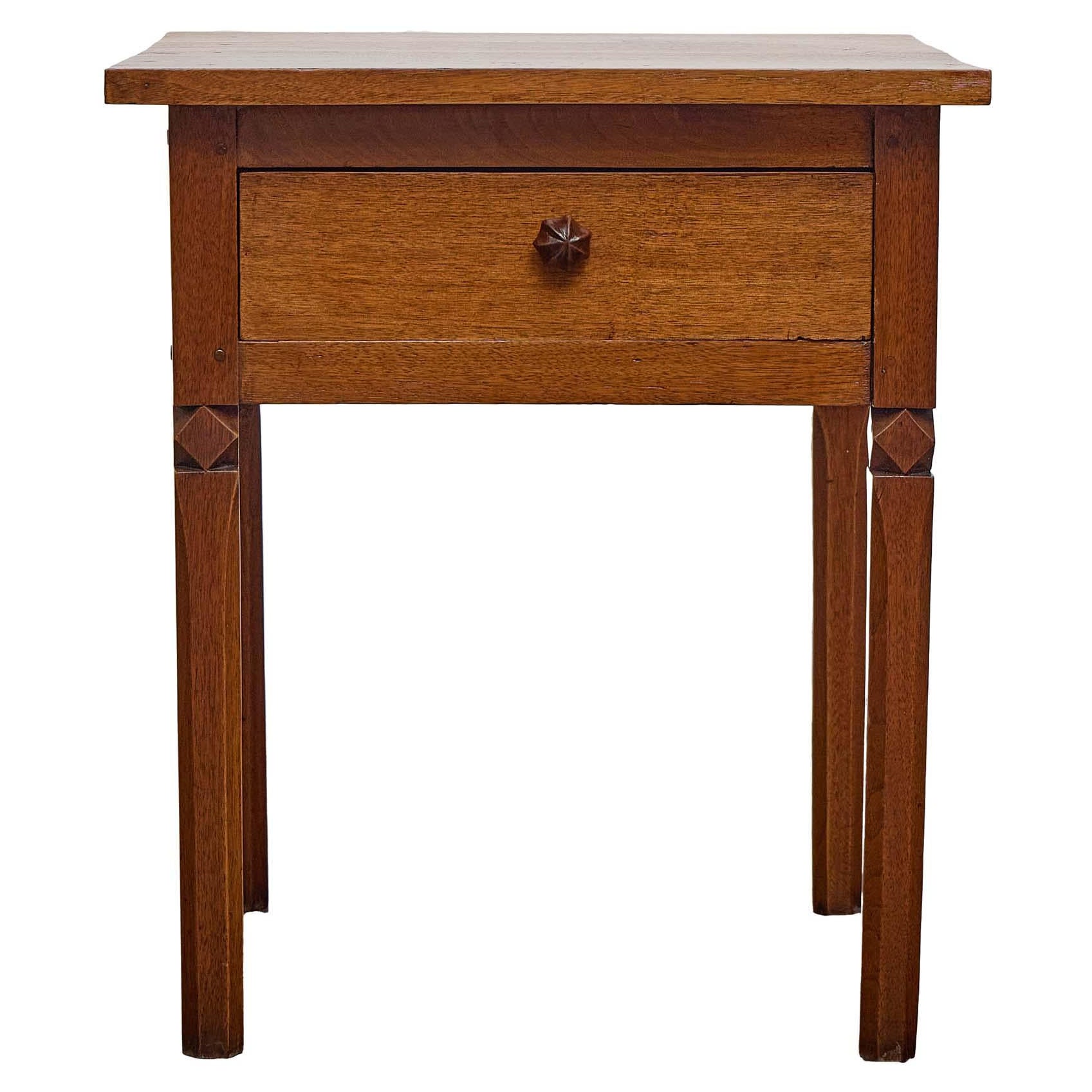Table d'appoint en noyer français du 19e siècle avec tiroir et accents de diamants sculptés