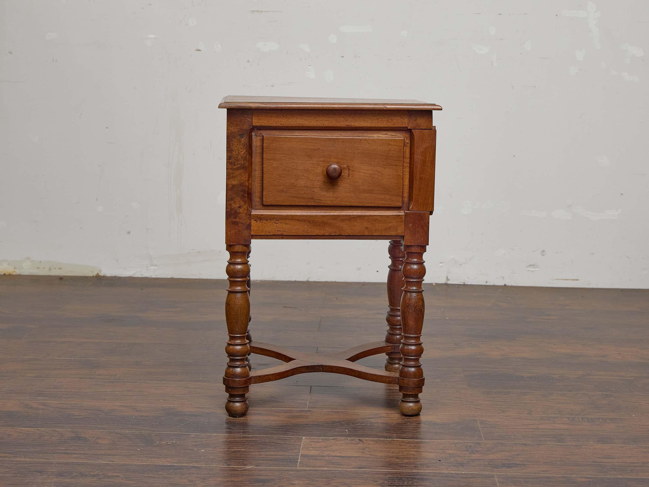 Table d'appoint en noyer français du XIXe siècle avec porte coulissante et pieds tournés en vente 3