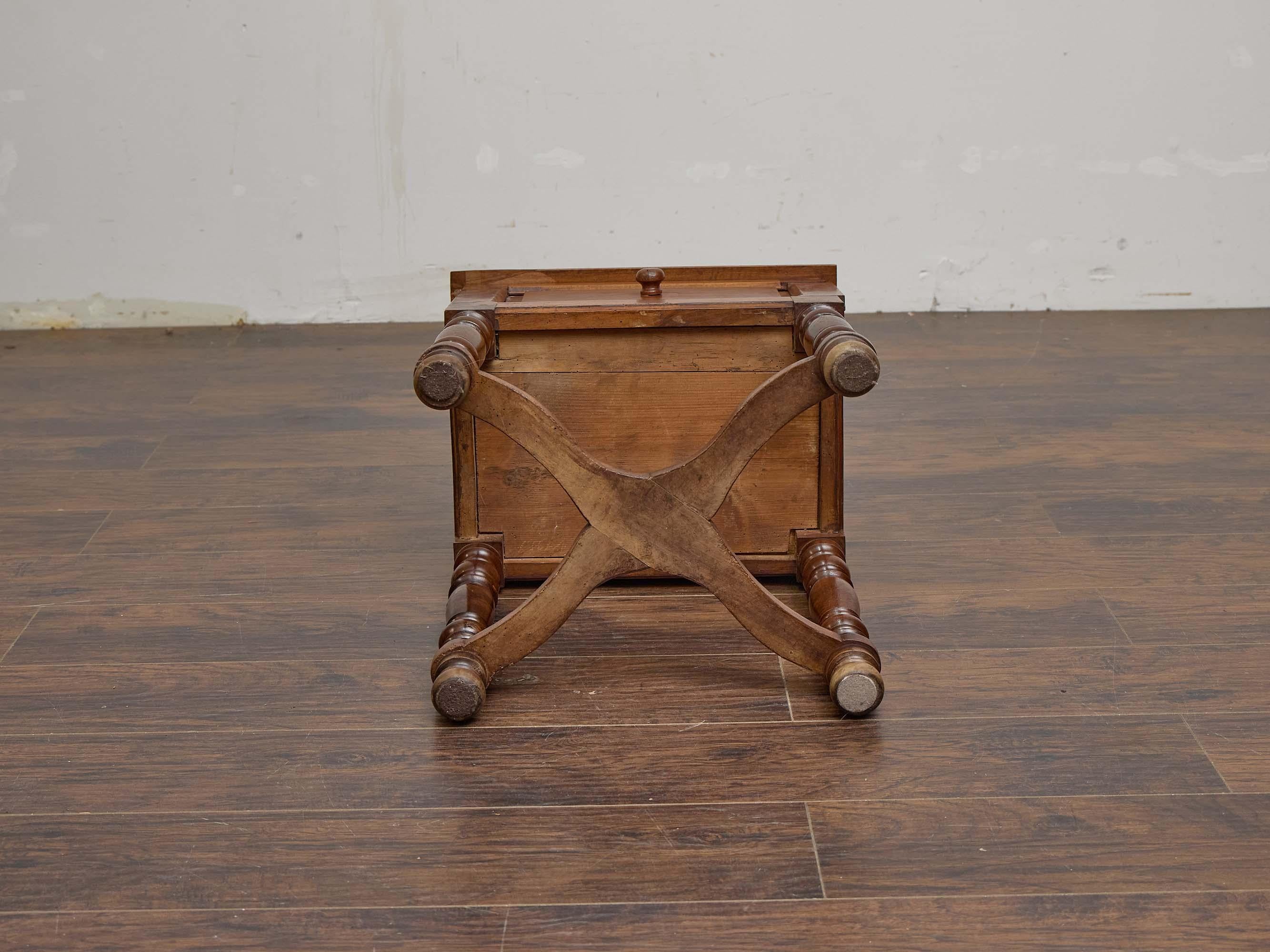 Table d'appoint en noyer français du XIXe siècle avec porte coulissante et pieds tournés en vente 4