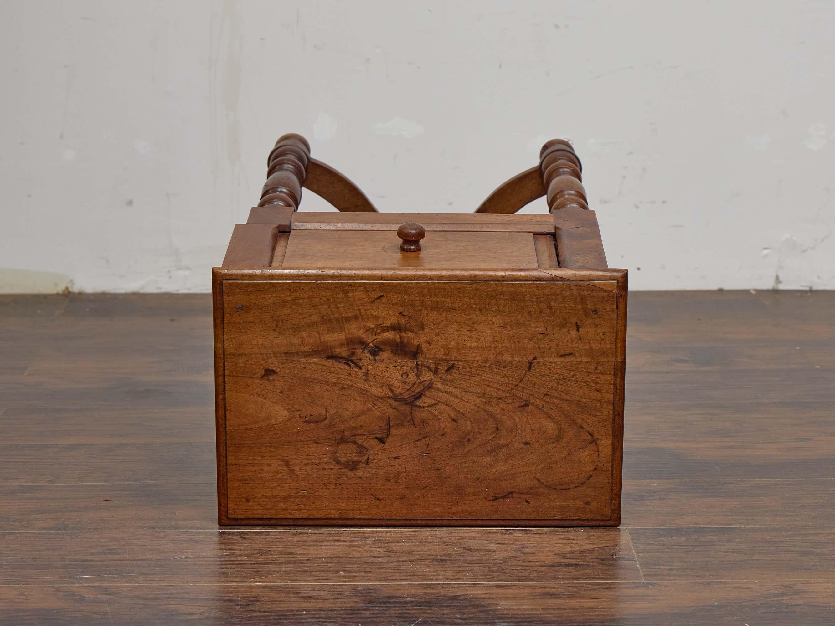 Table d'appoint en noyer français du XIXe siècle avec porte coulissante et pieds tournés en vente 5