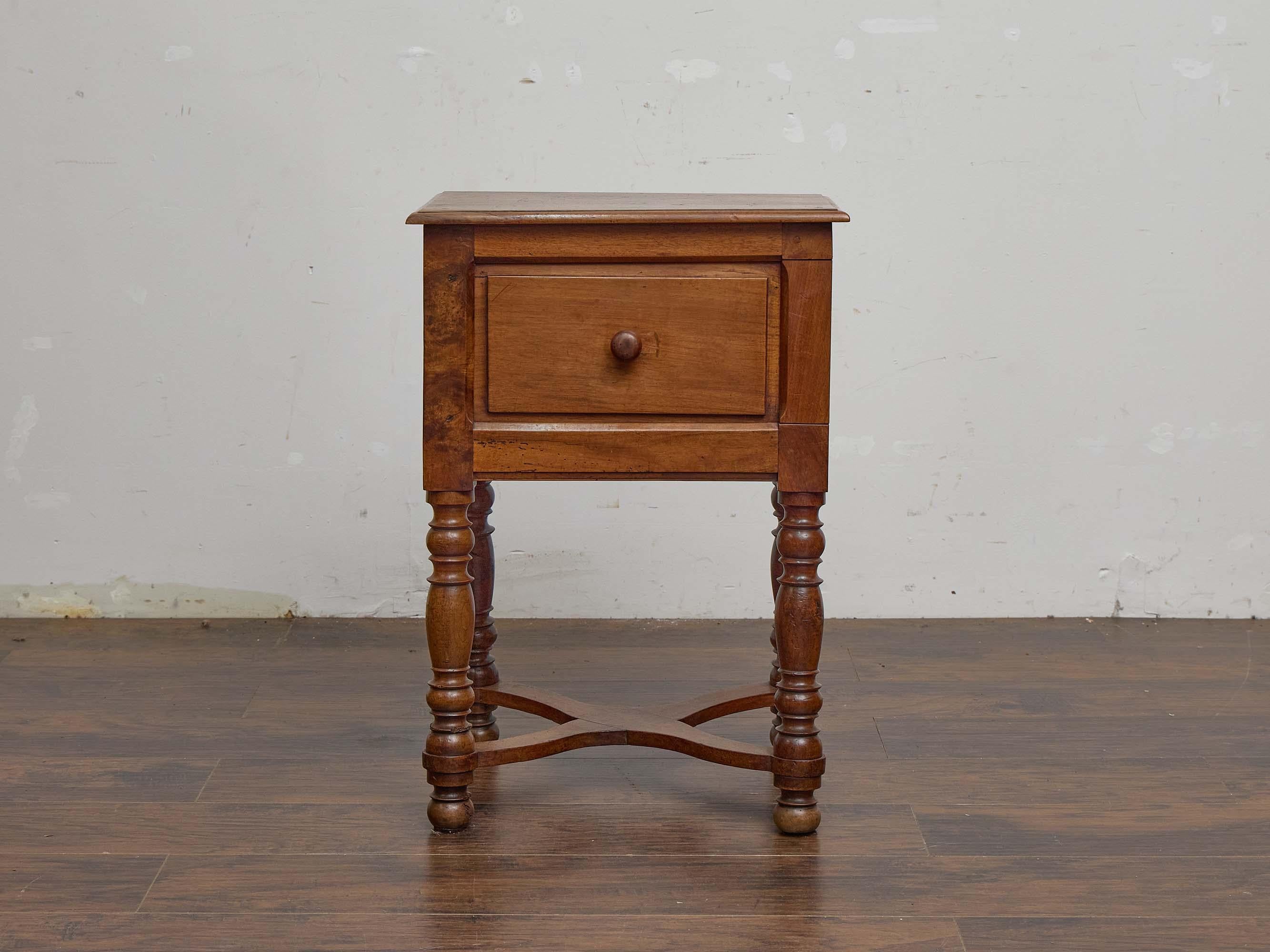 Table d'appoint en noyer français du XIXe siècle, remarquable pour son compartiment pratique à porte coulissante. Le plateau rectangulaire est surmonté d'un boîtier dont la façade en panneaux coulisse sur le côté pour révéler un espace de rangement