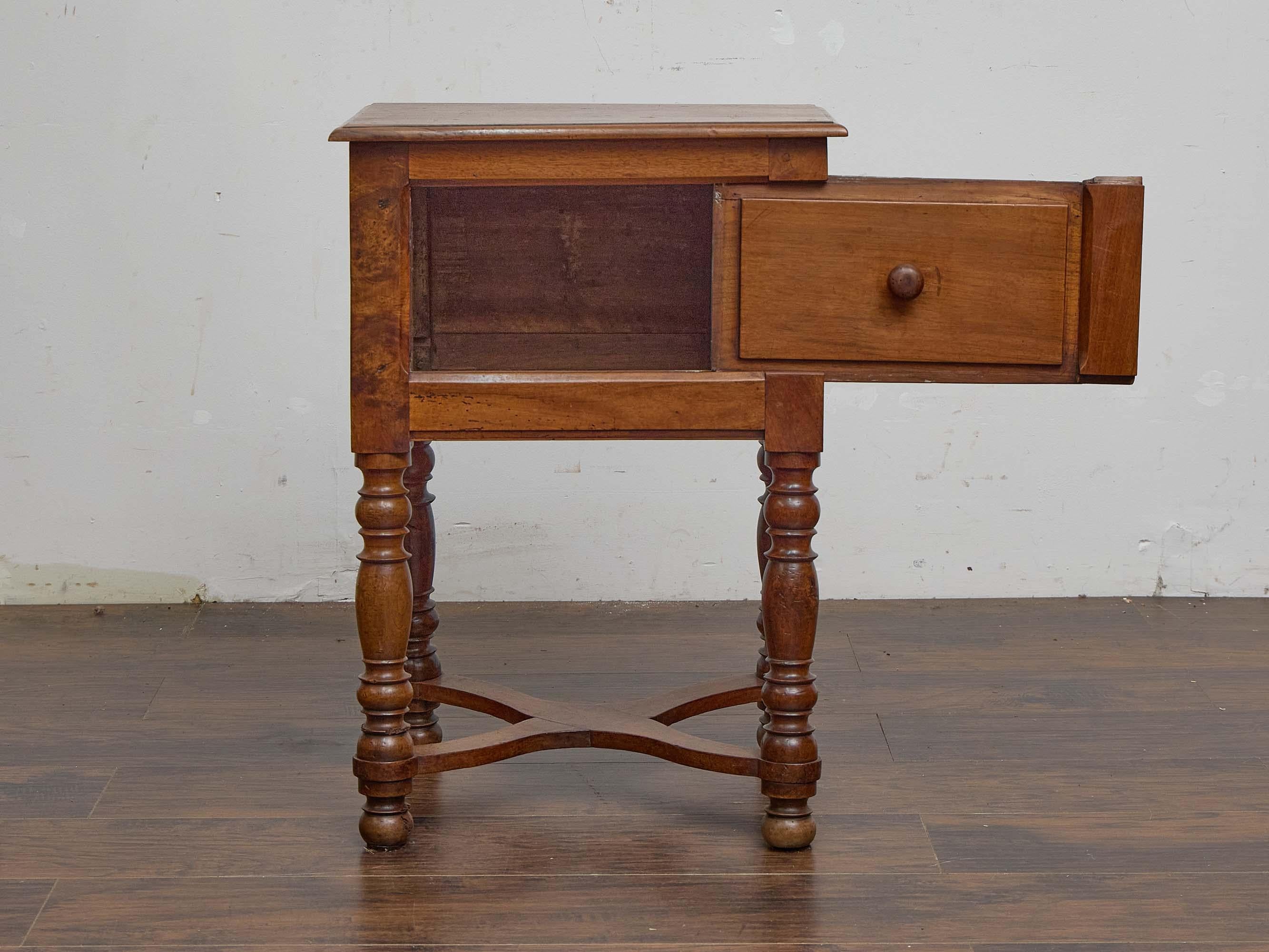 Provincial français Table d'appoint en noyer français du XIXe siècle avec porte coulissante et pieds tournés en vente