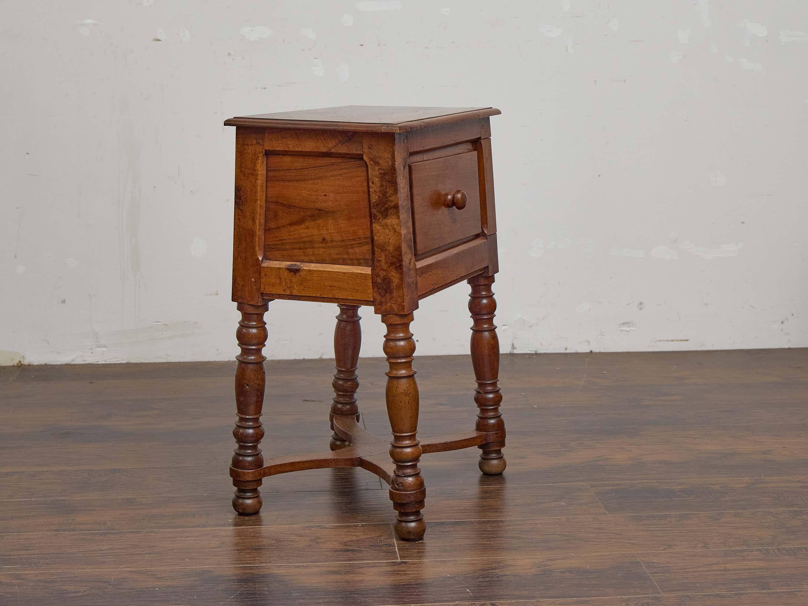Tourné Table d'appoint en noyer français du XIXe siècle avec porte coulissante et pieds tournés en vente