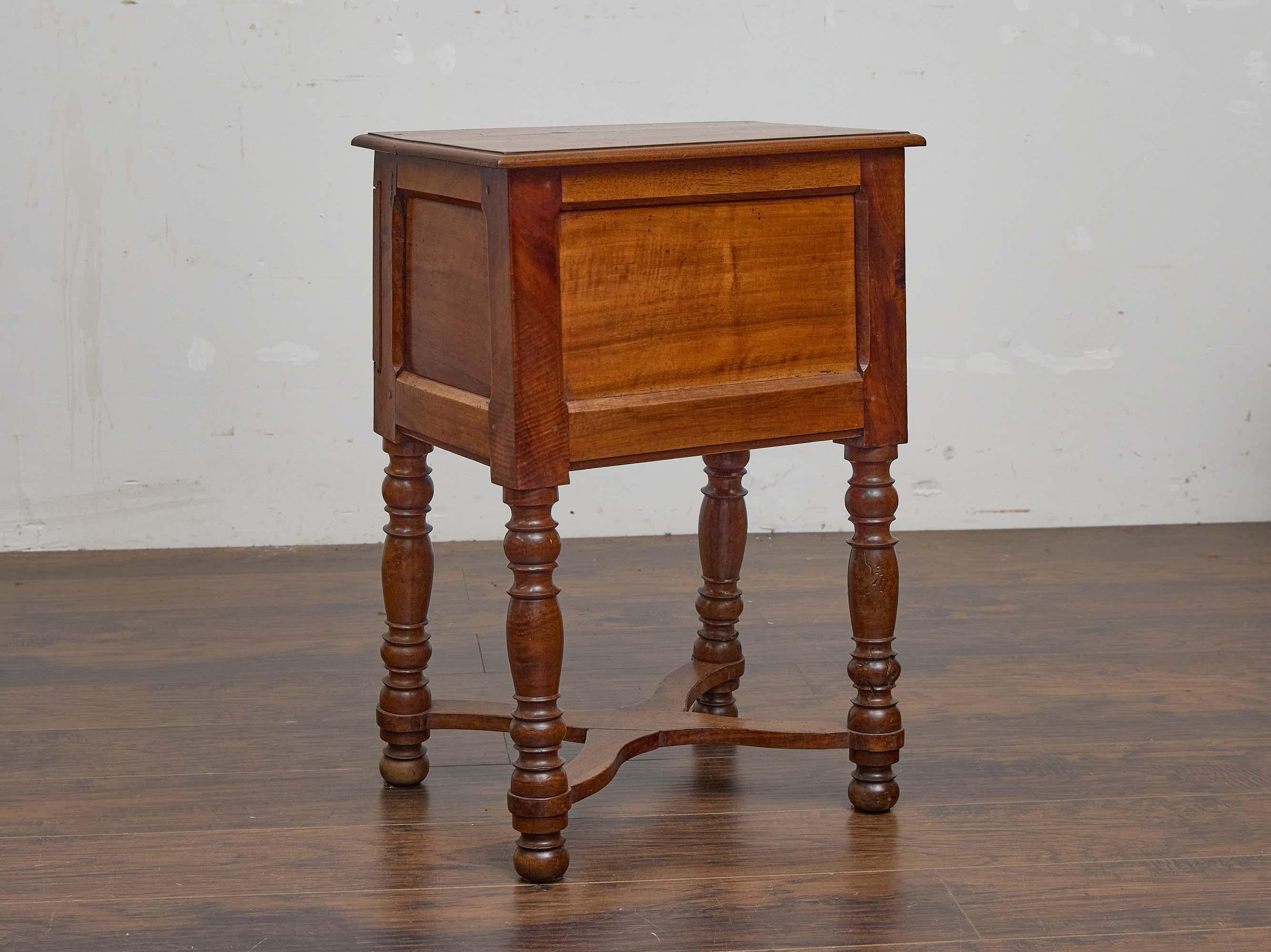 Noyer Table d'appoint en noyer français du XIXe siècle avec porte coulissante et pieds tournés en vente