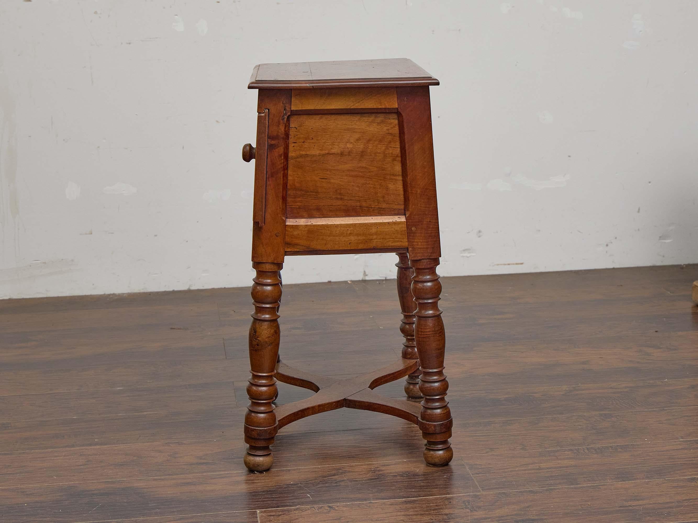 Table d'appoint en noyer français du XIXe siècle avec porte coulissante et pieds tournés en vente 1