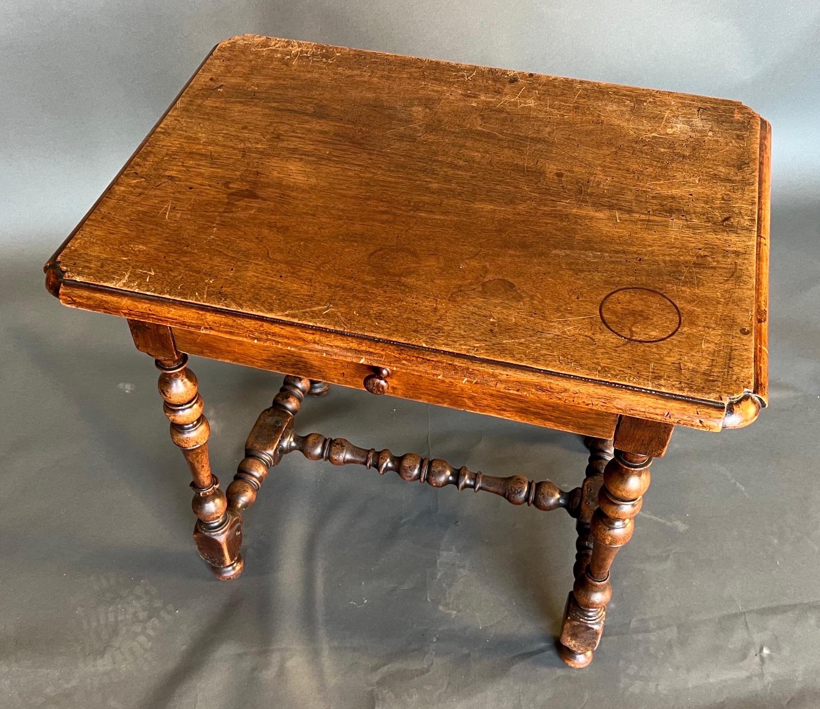 Jolie petite table d'appoint en noyer français du 19e siècle à un seul tiroir. Superbe couleur et patine. Jambes tournées et construction épinglée. Grande taille permettant de l'utiliser dans divers endroits.