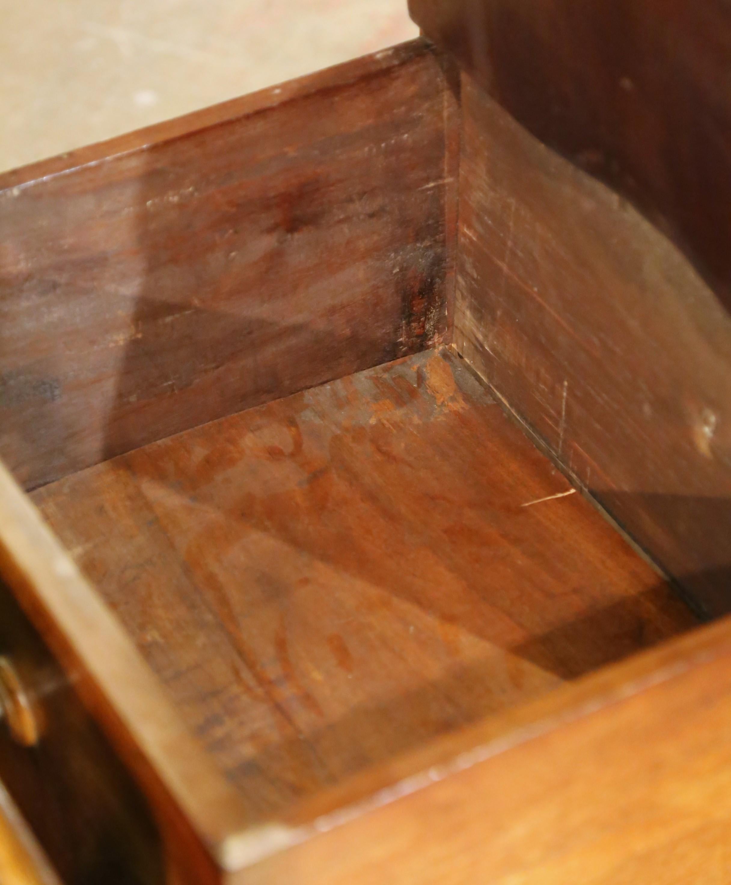 Mobile sgabello in noce del XIX secolo con gradino in pelle e piano in marmo in vendita 6
