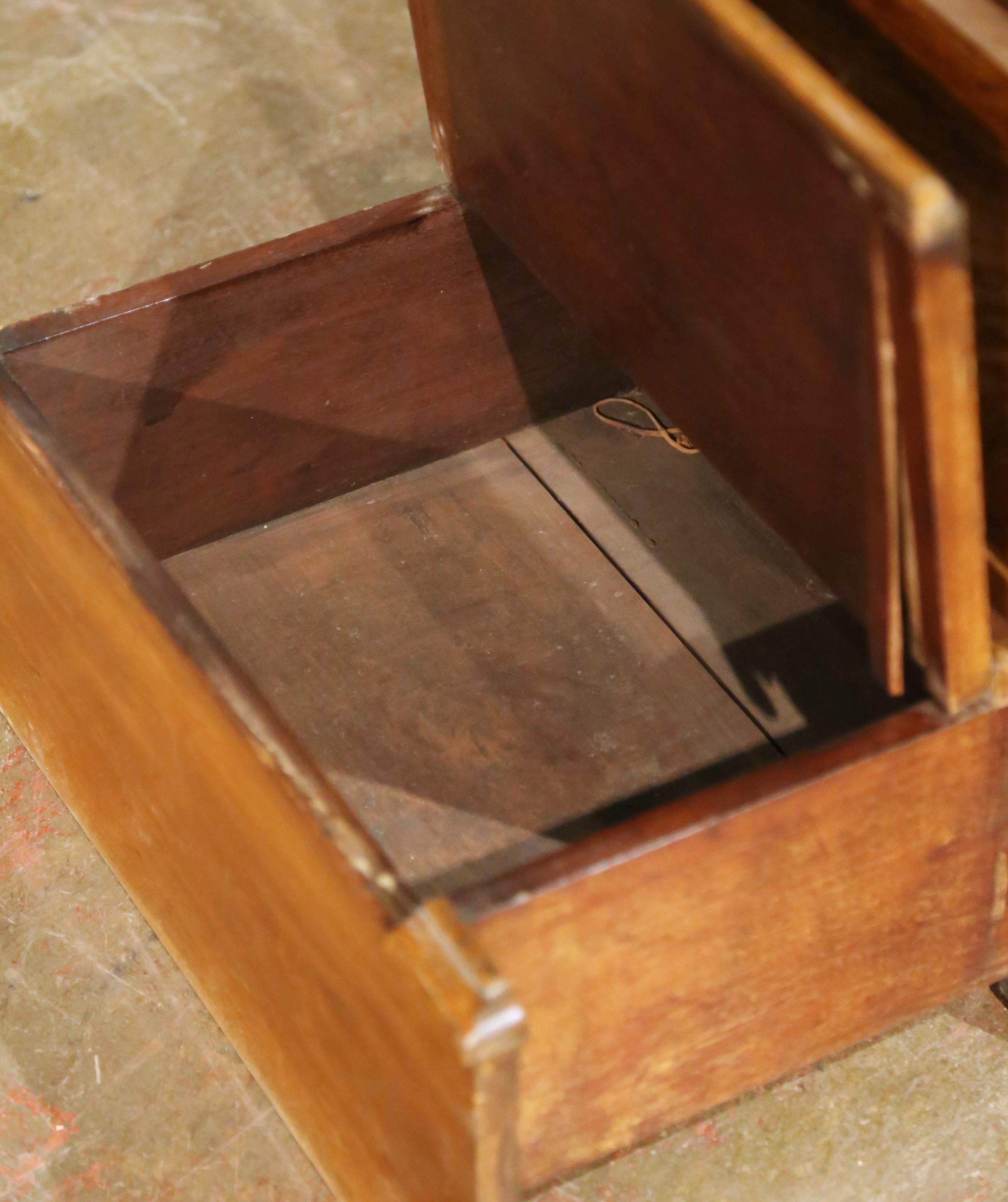 Mobile sgabello in noce del XIX secolo con gradino in pelle e piano in marmo in vendita 7
