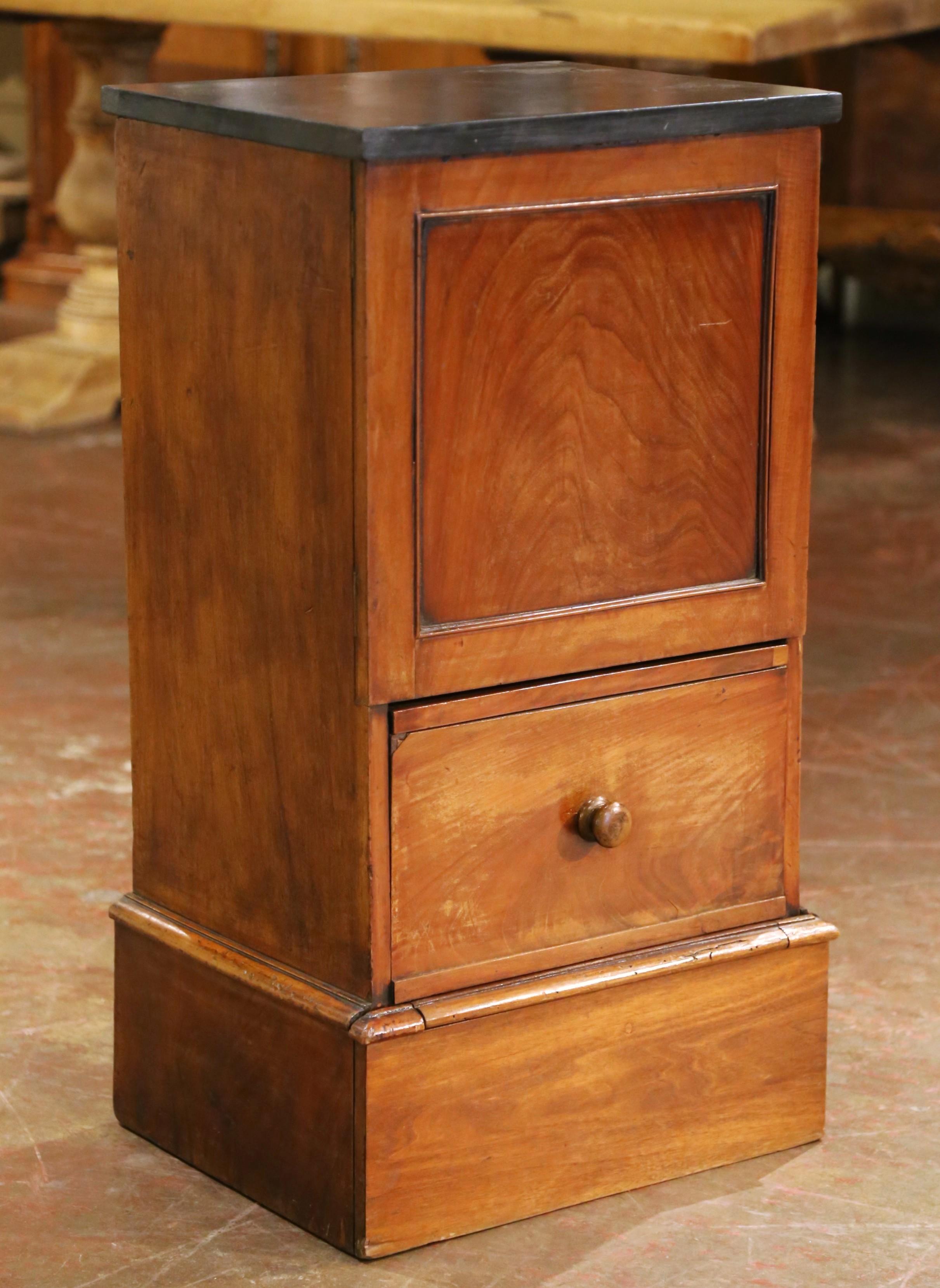 Realizzato in Francia intorno al 1880, questo ingegnoso mobile a scaletta coniuga funzionalità e raffinatezza. Costruito in noce con una patina calda e ricca, il pezzo presenta tre gradini graduati, ognuno dei quali è incastonato con un pannello in