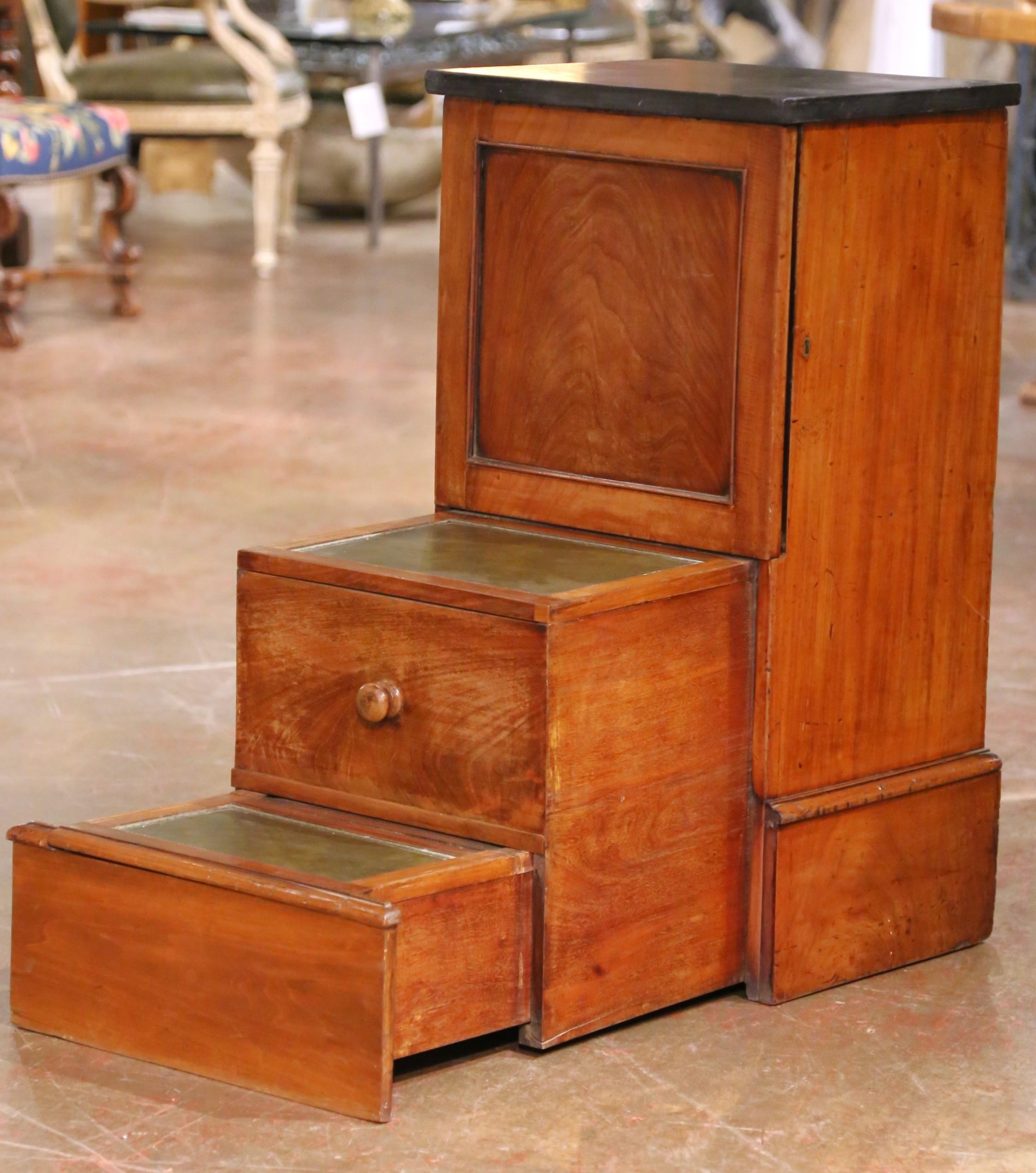Francese Mobile sgabello in noce del XIX secolo con gradino in pelle e piano in marmo in vendita