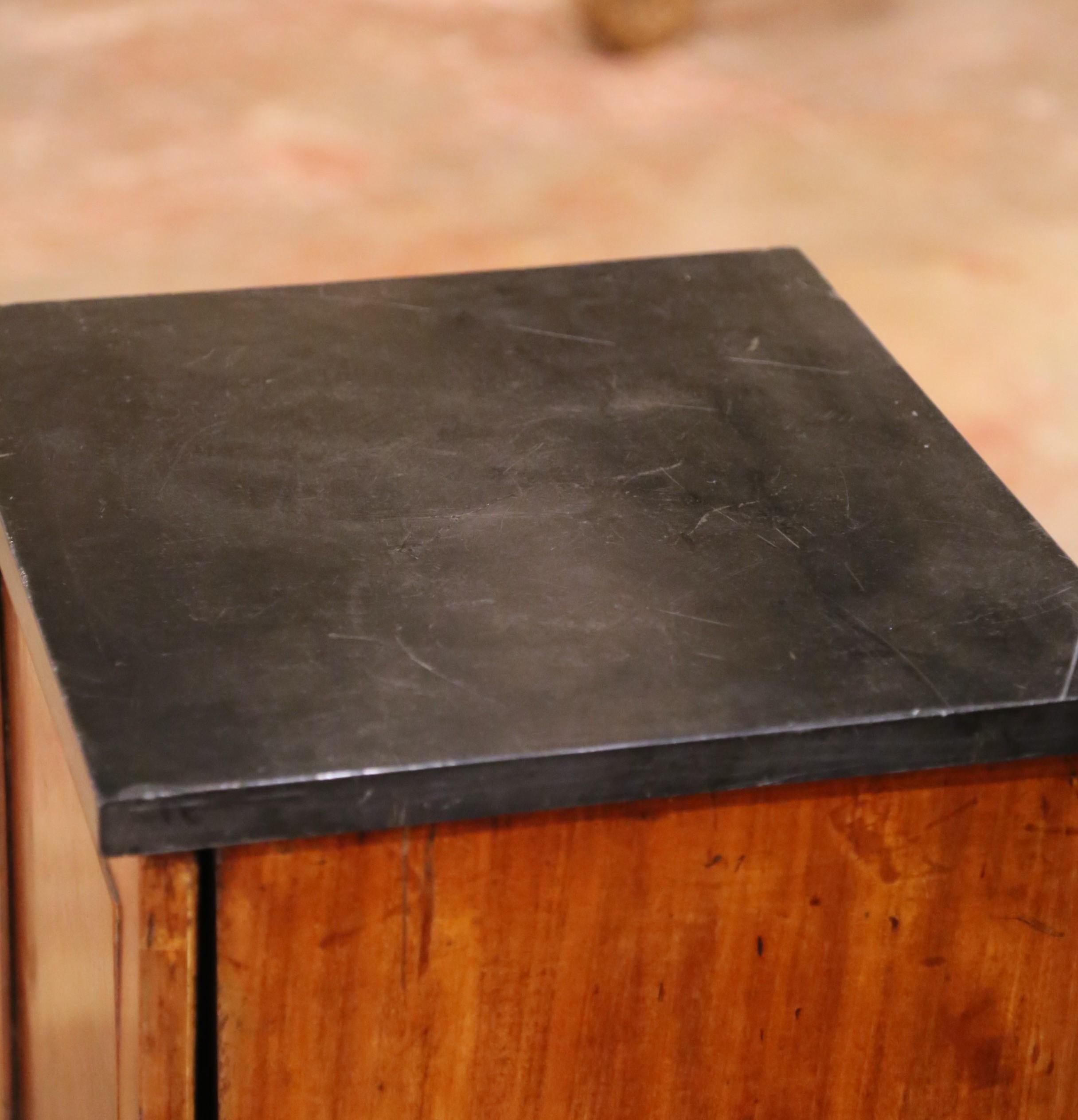 Mobile sgabello in noce del XIX secolo con gradino in pelle e piano in marmo In condizioni ottime in vendita a Dallas, TX