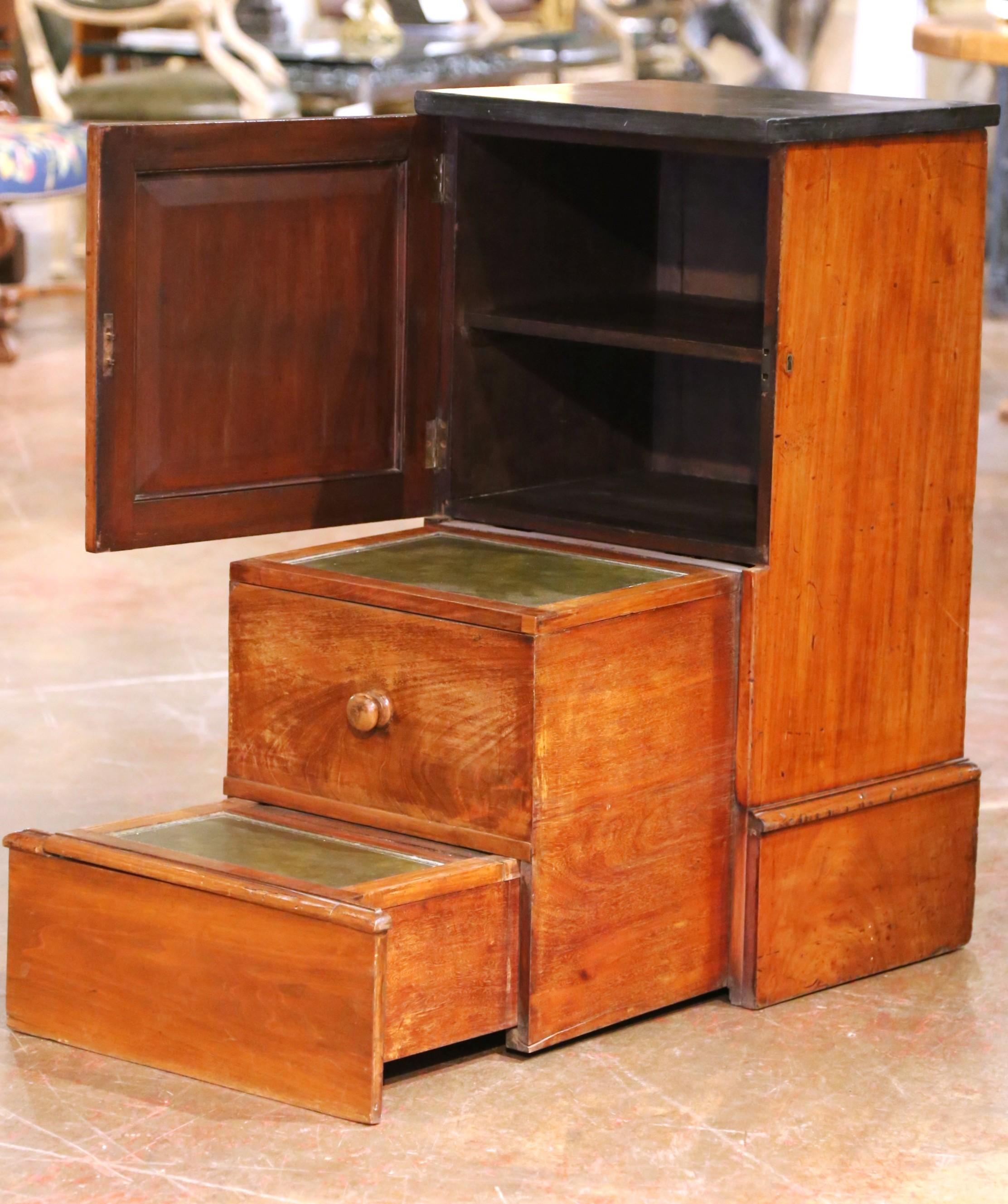 Mobile sgabello in noce del XIX secolo con gradino in pelle e piano in marmo in vendita 1
