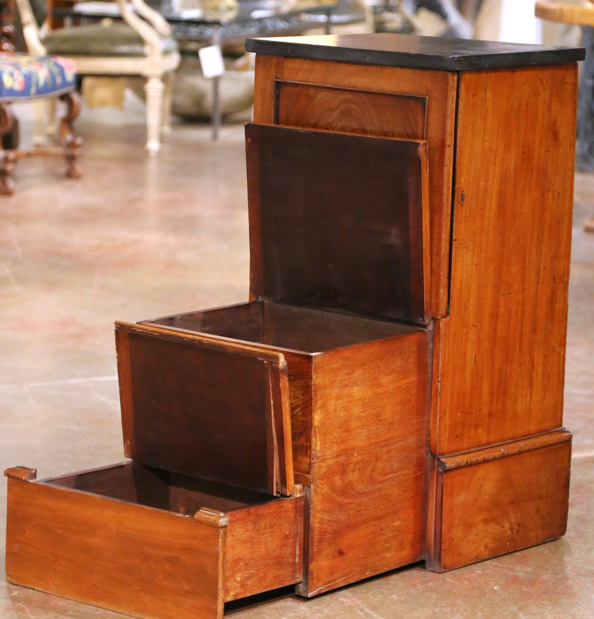 Mobile sgabello in noce del XIX secolo con gradino in pelle e piano in marmo in vendita 2