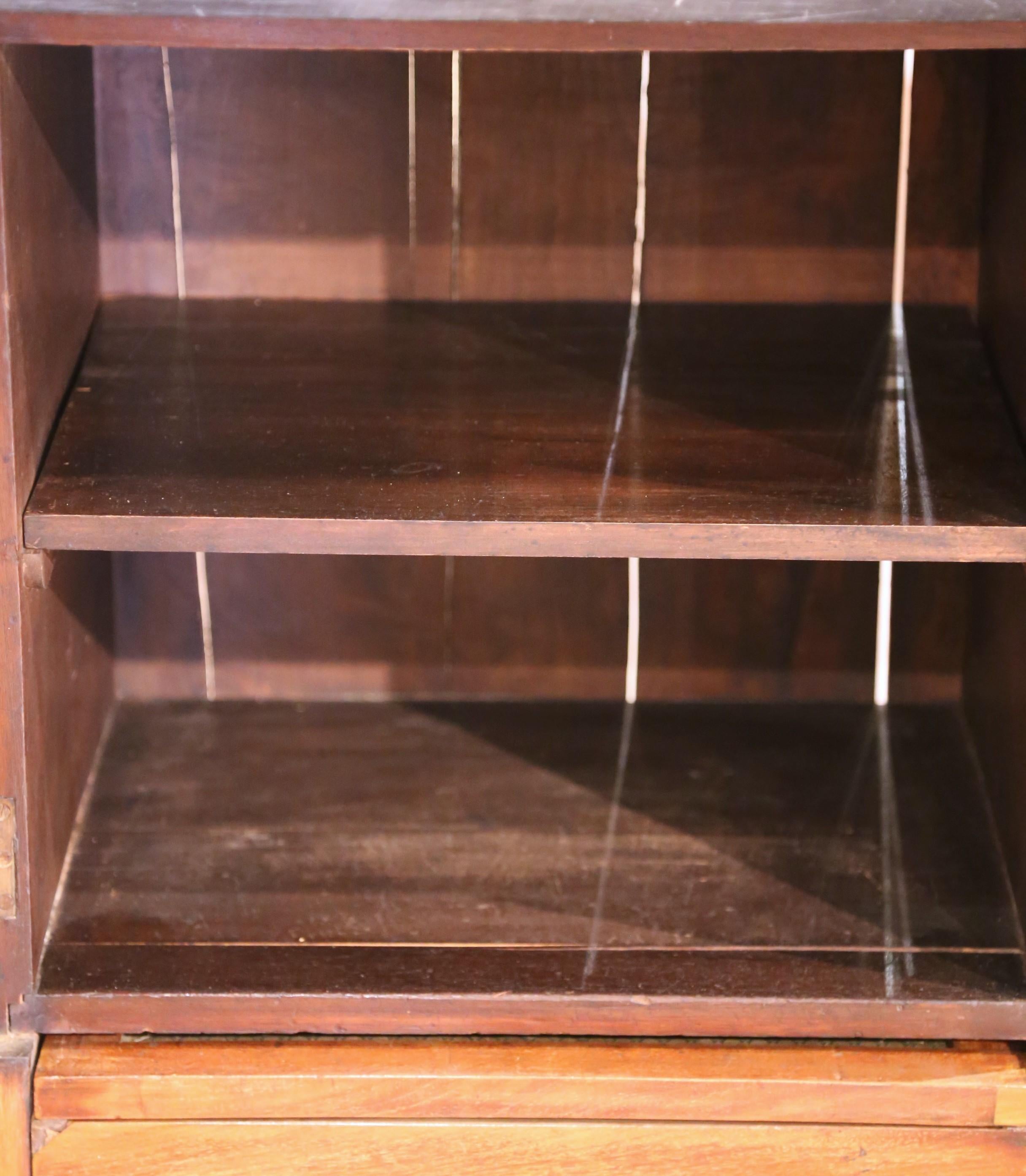 Mobile sgabello in noce del XIX secolo con gradino in pelle e piano in marmo in vendita 3