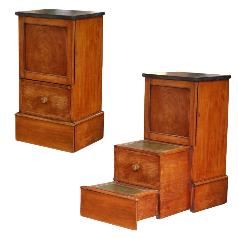 Mobile sgabello in noce del XIX secolo con gradino in pelle e piano in marmo in vendita