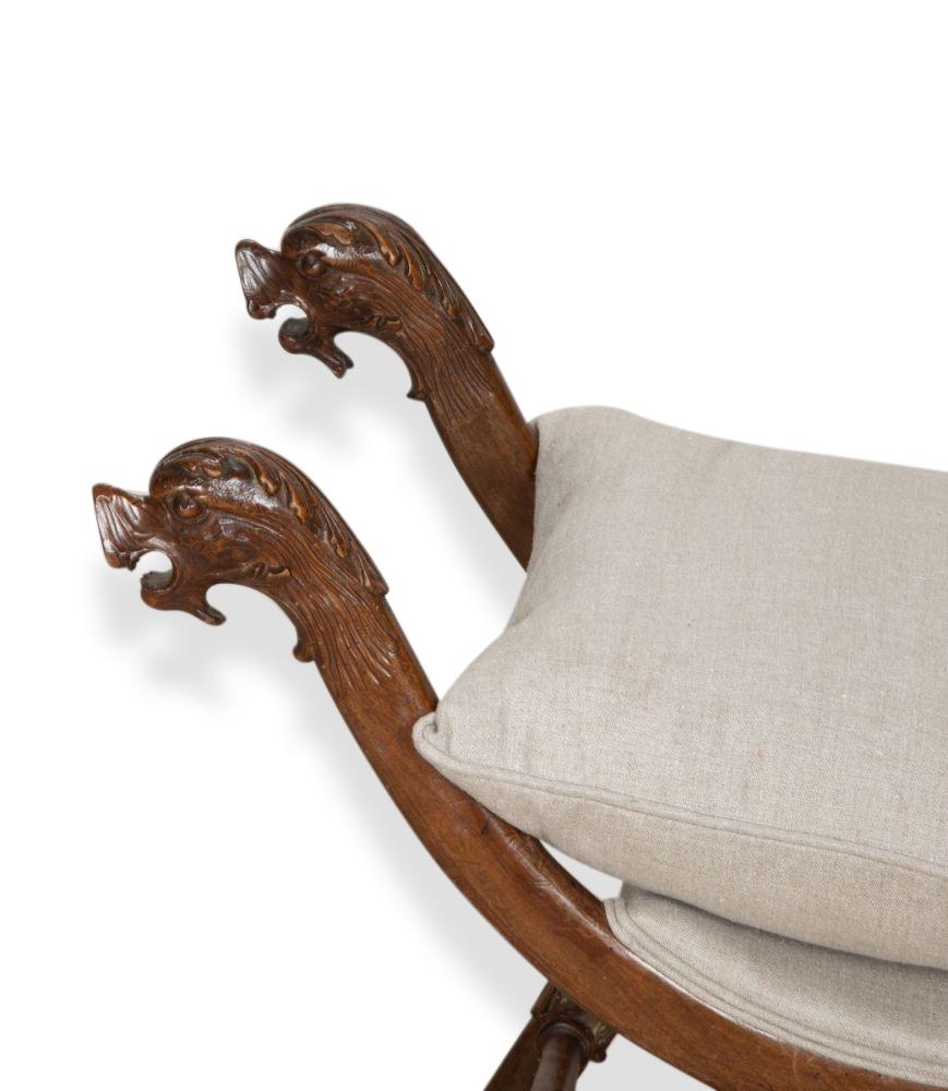 Sgabello francese in noce del XIX secolo.

Rivestito di recente in velluto con cuscino rimovibile.
