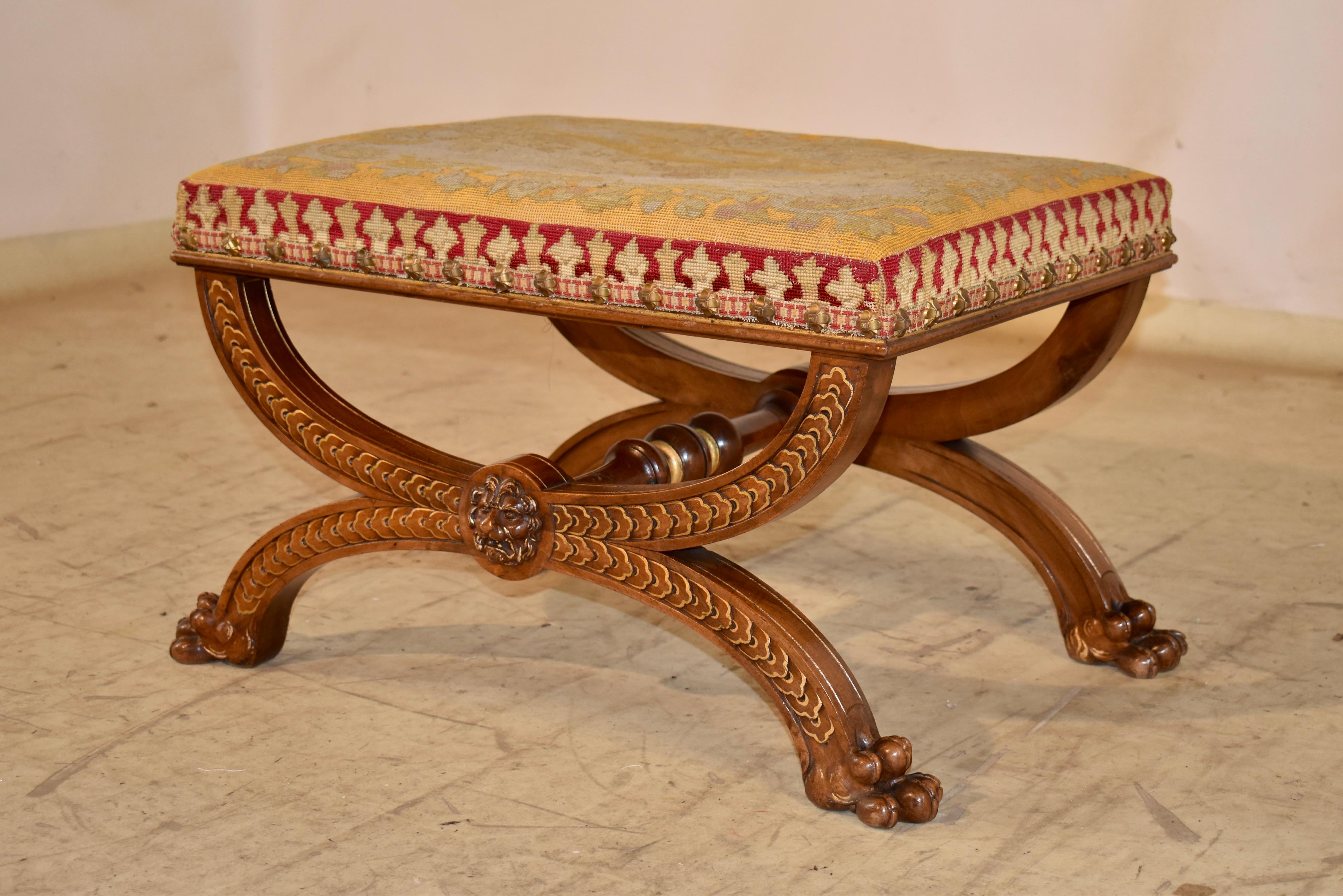 Intagliato a mano Sgabello francese in noce del XIX secolo in vendita