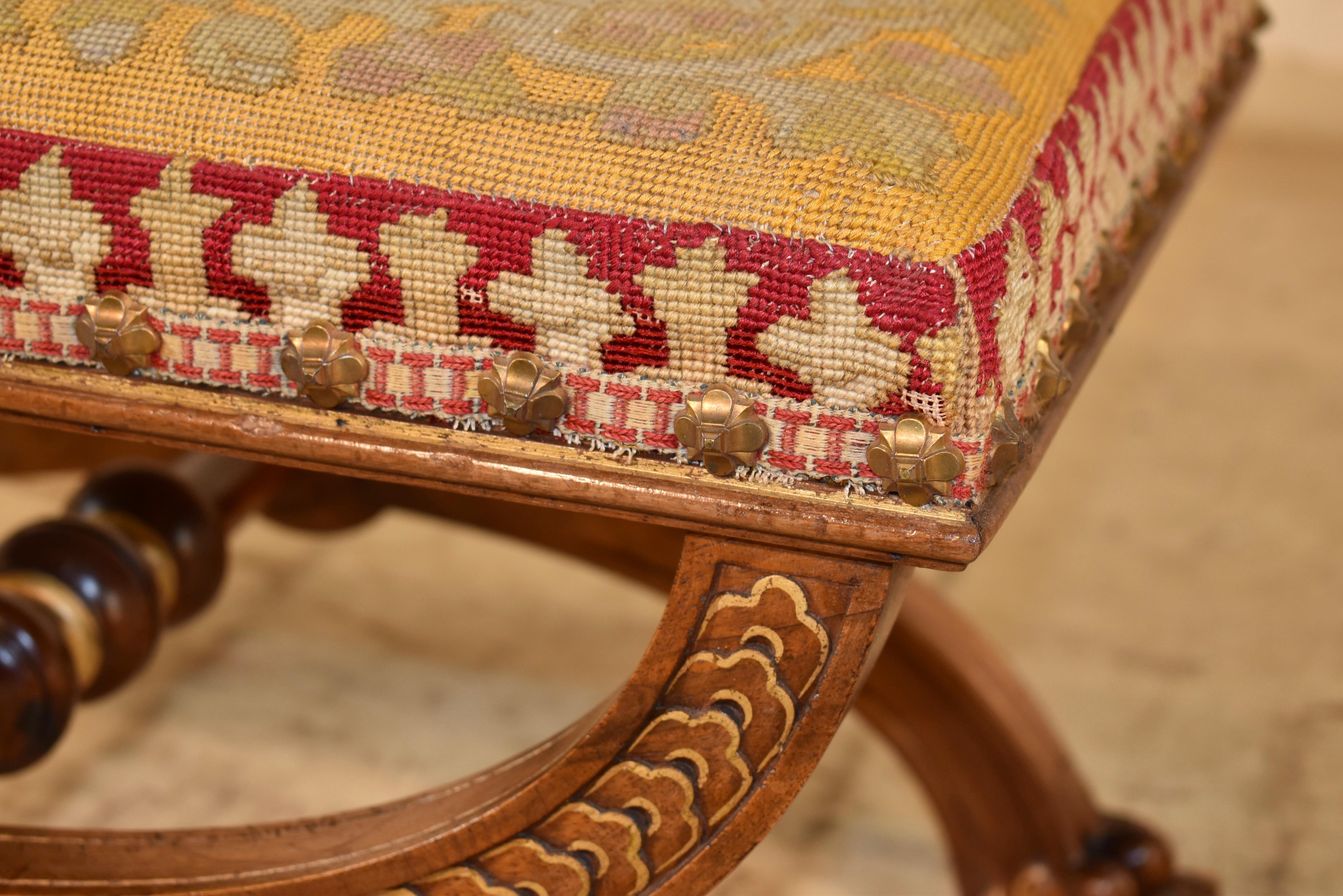Tessile Sgabello francese in noce del XIX secolo in vendita