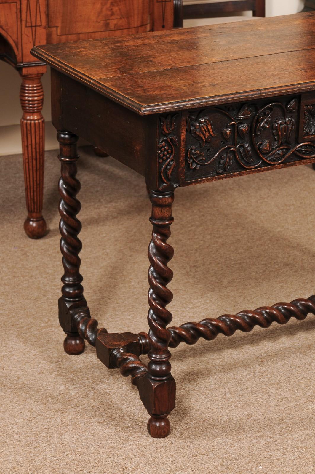 Francese Tavolo in noce francese del XIX secolo con gambe a tortiglione d'orzo /Stretcher in vendita