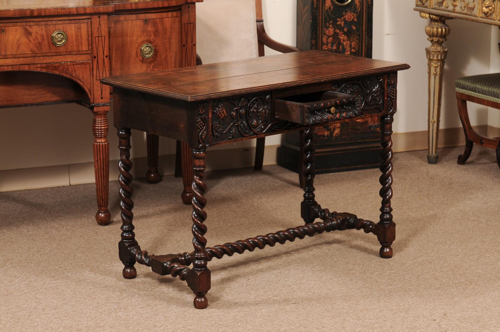 Tavolo in noce francese del XIX secolo con gambe a tortiglione d'orzo /Stretcher In condizioni discrete in vendita a Atlanta, GA