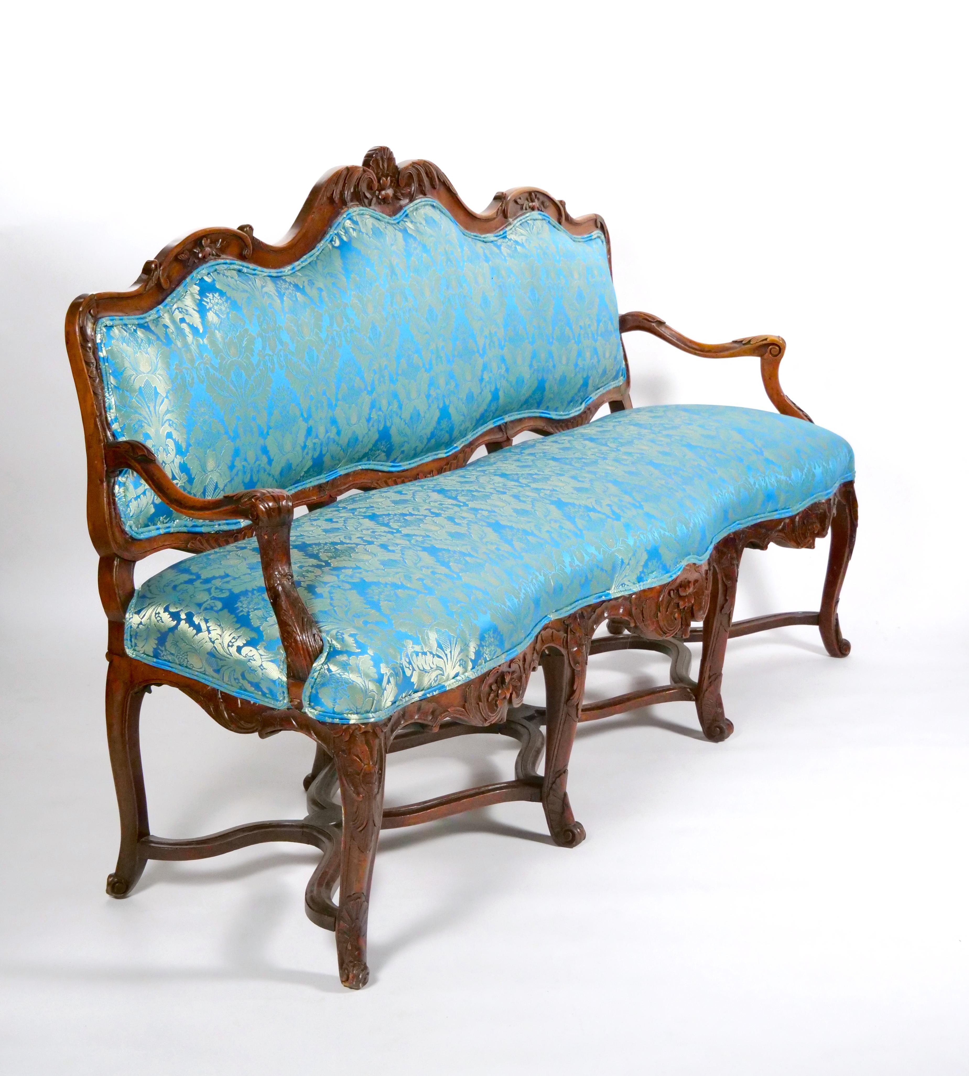 Erhöhen Sie den Charme und die Raffinesse Ihres Wohnraums mit diesem schönen antiken 19. Jahrhundert Französisch Louis XV Stil Drei-Sitz-Sofa, ein Meisterwerk des klassischen Designs und Handwerkskunst. Das aus massivem Nussbaumholz gefertigte Sofa