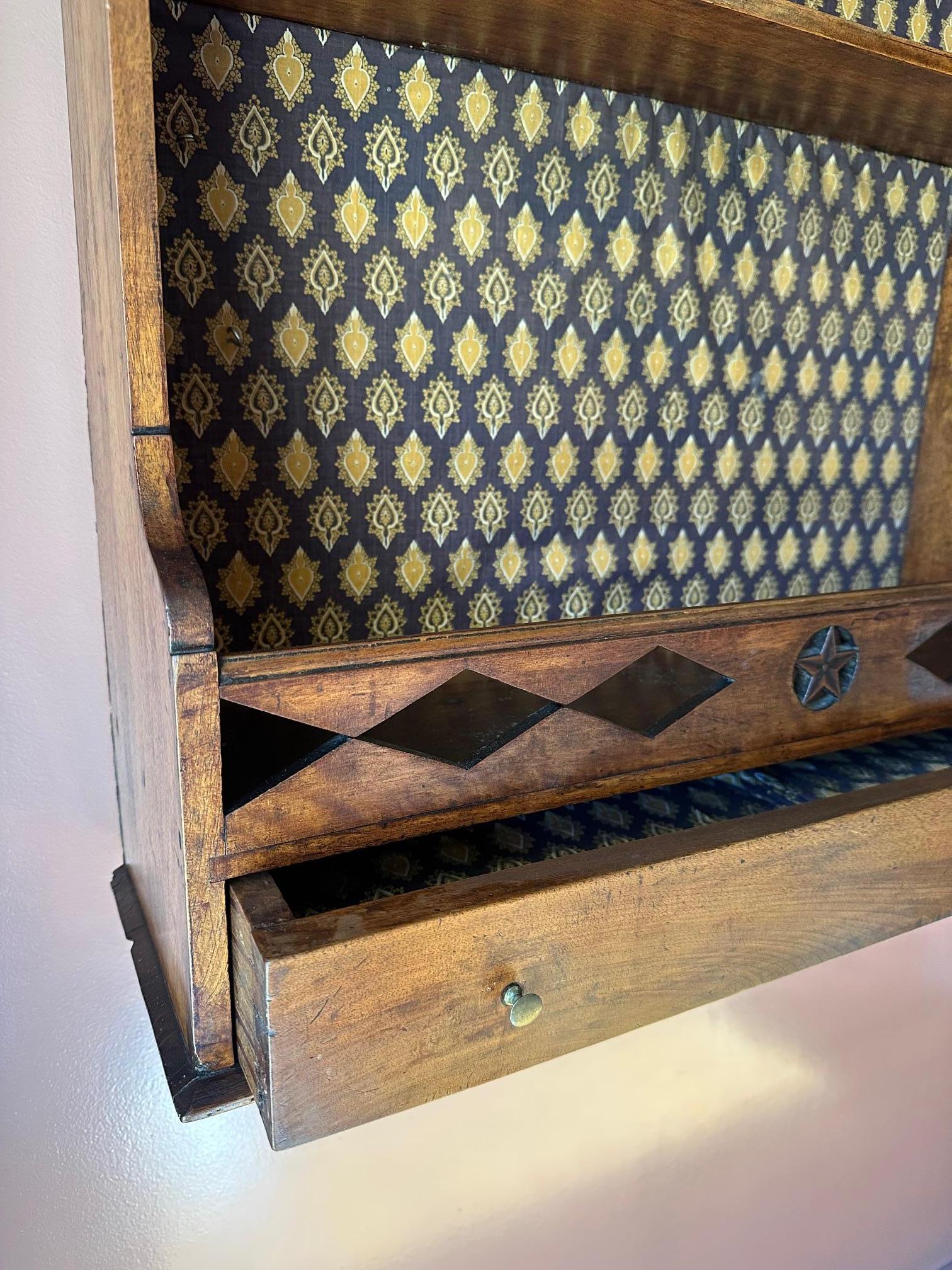 Lamina di metallo Scaffale da parete in noce francese del XIX secolo con Collectional, anni '70 del XIX secolo in vendita