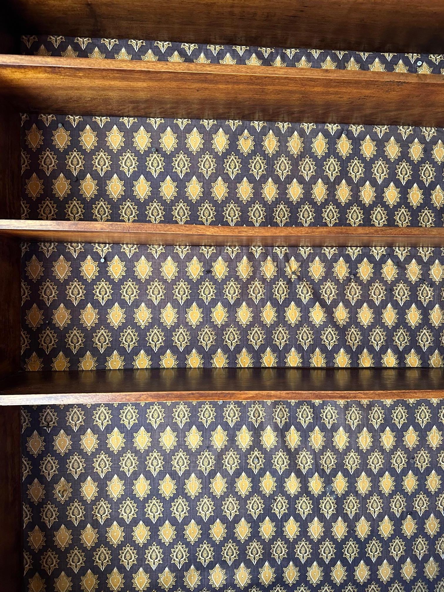 Scaffale da parete in noce francese del XIX secolo con Collectional, anni '70 del XIX secolo in vendita 2