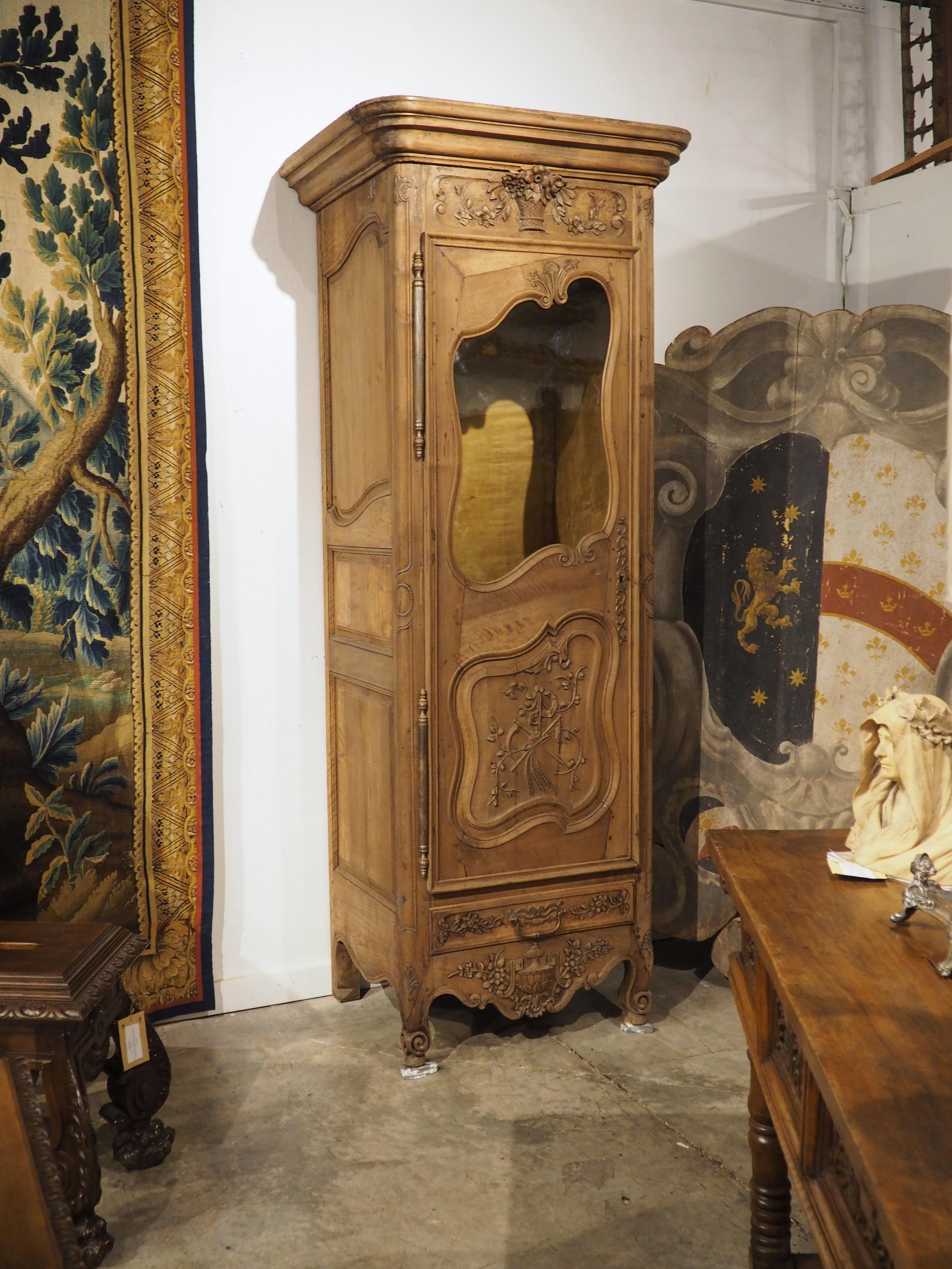 Vitrina Bonnetière in legno di noce francese del XIX secolo proveniente dalla Provenza in vendita 3