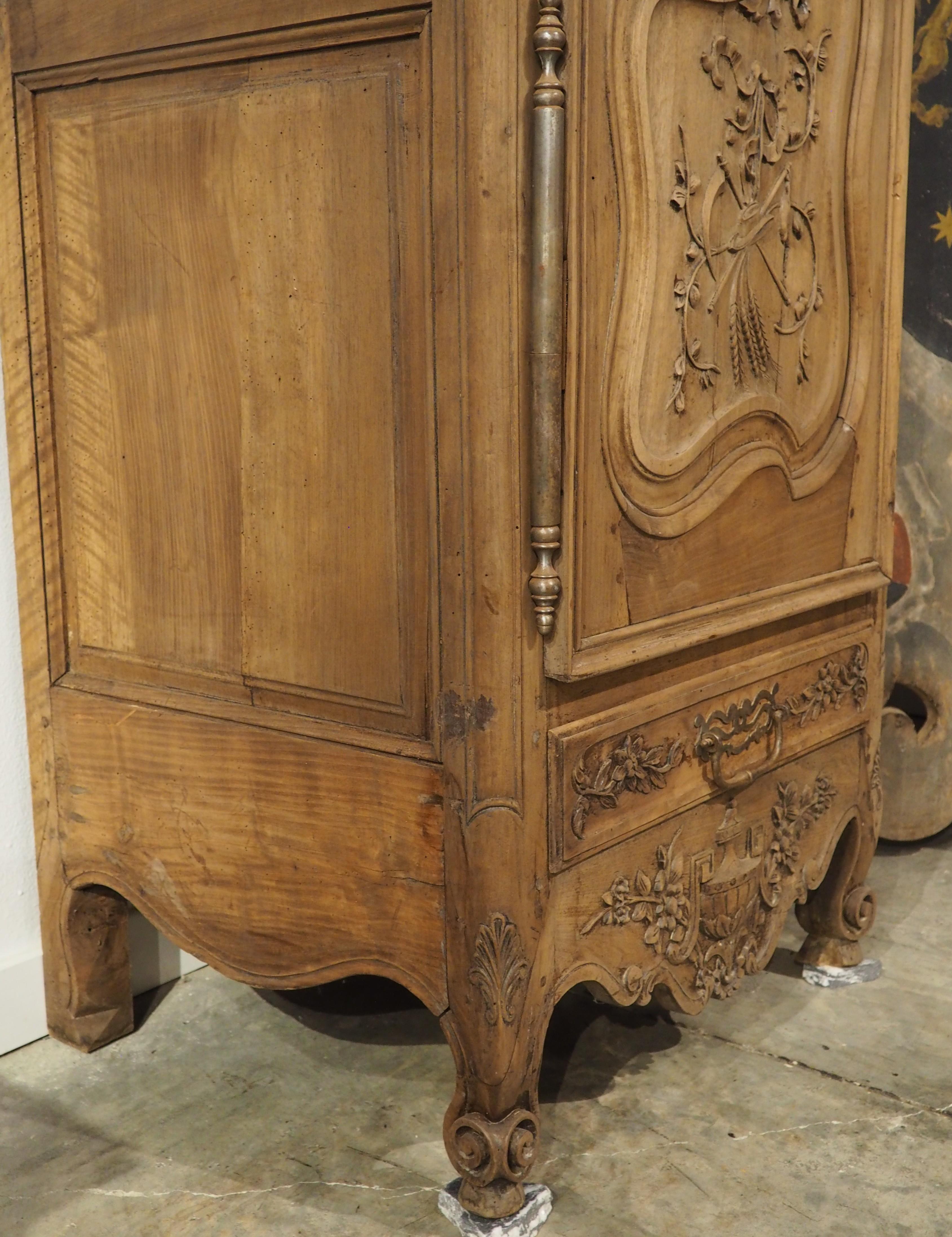 Vitrina Bonnetière in legno di noce francese del XIX secolo proveniente dalla Provenza in vendita 4