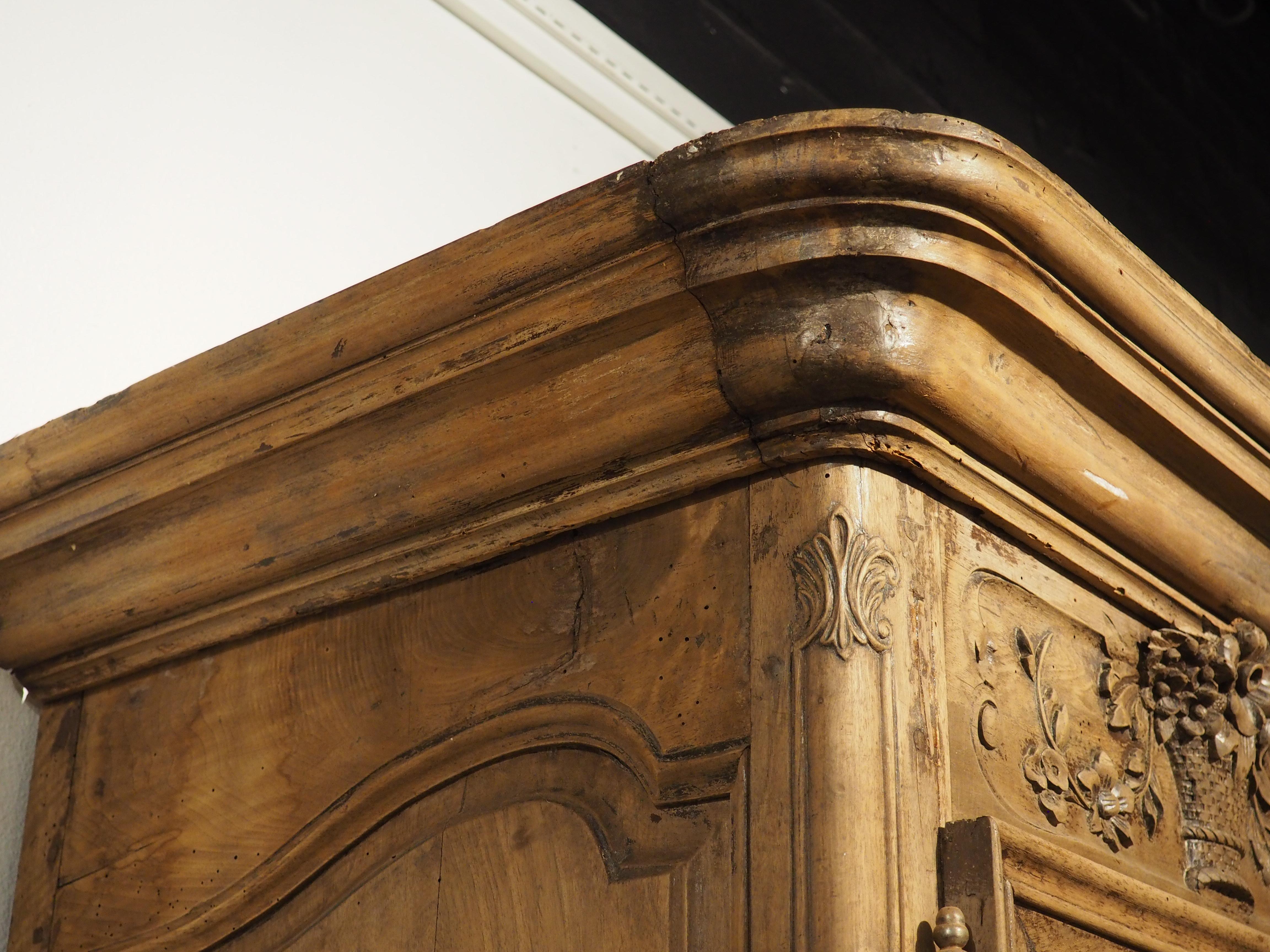 Vitrina Bonnetière in legno di noce francese del XIX secolo proveniente dalla Provenza in vendita 5