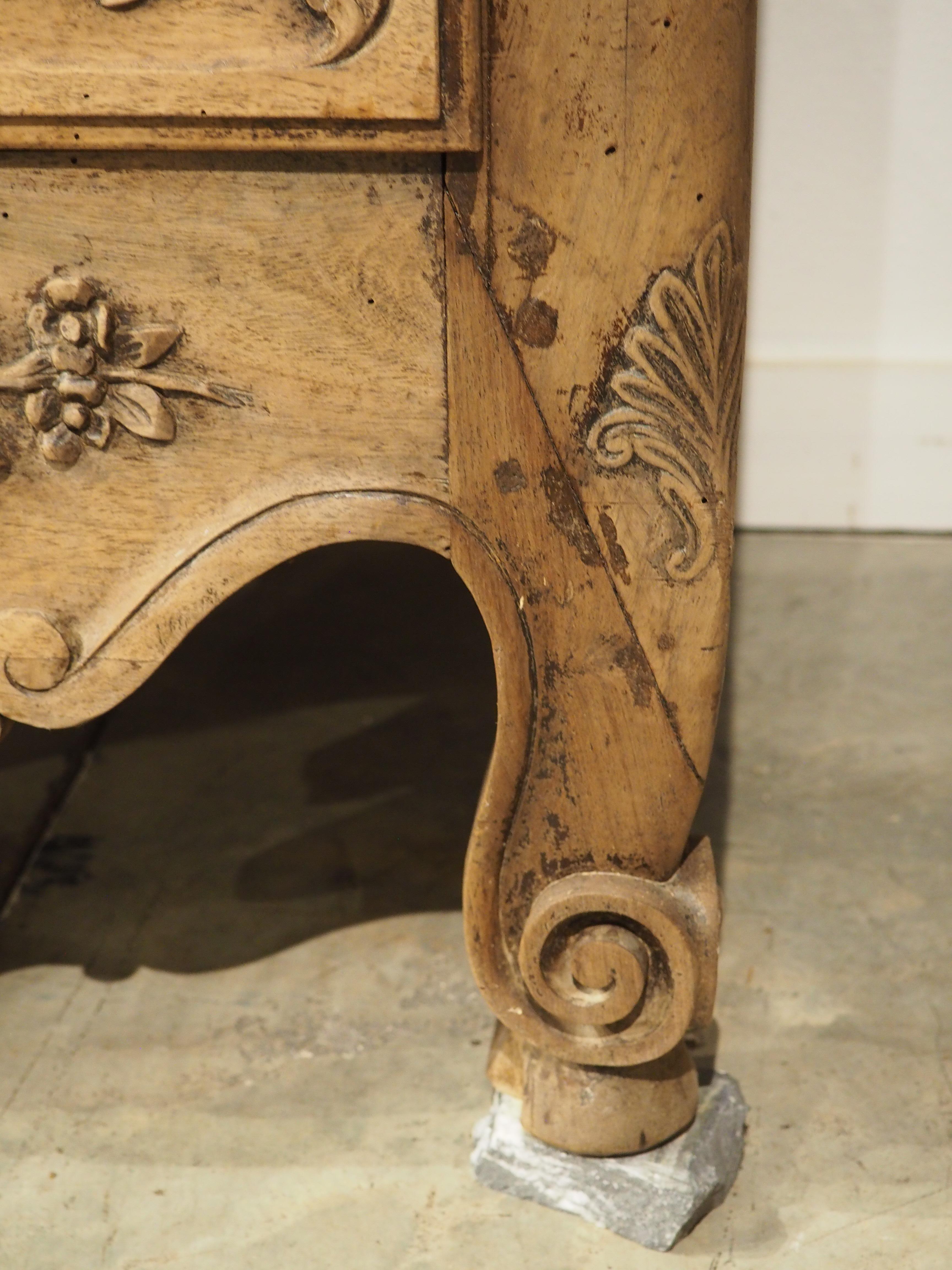 Vitrina Bonnetière in legno di noce francese del XIX secolo proveniente dalla Provenza in vendita 6