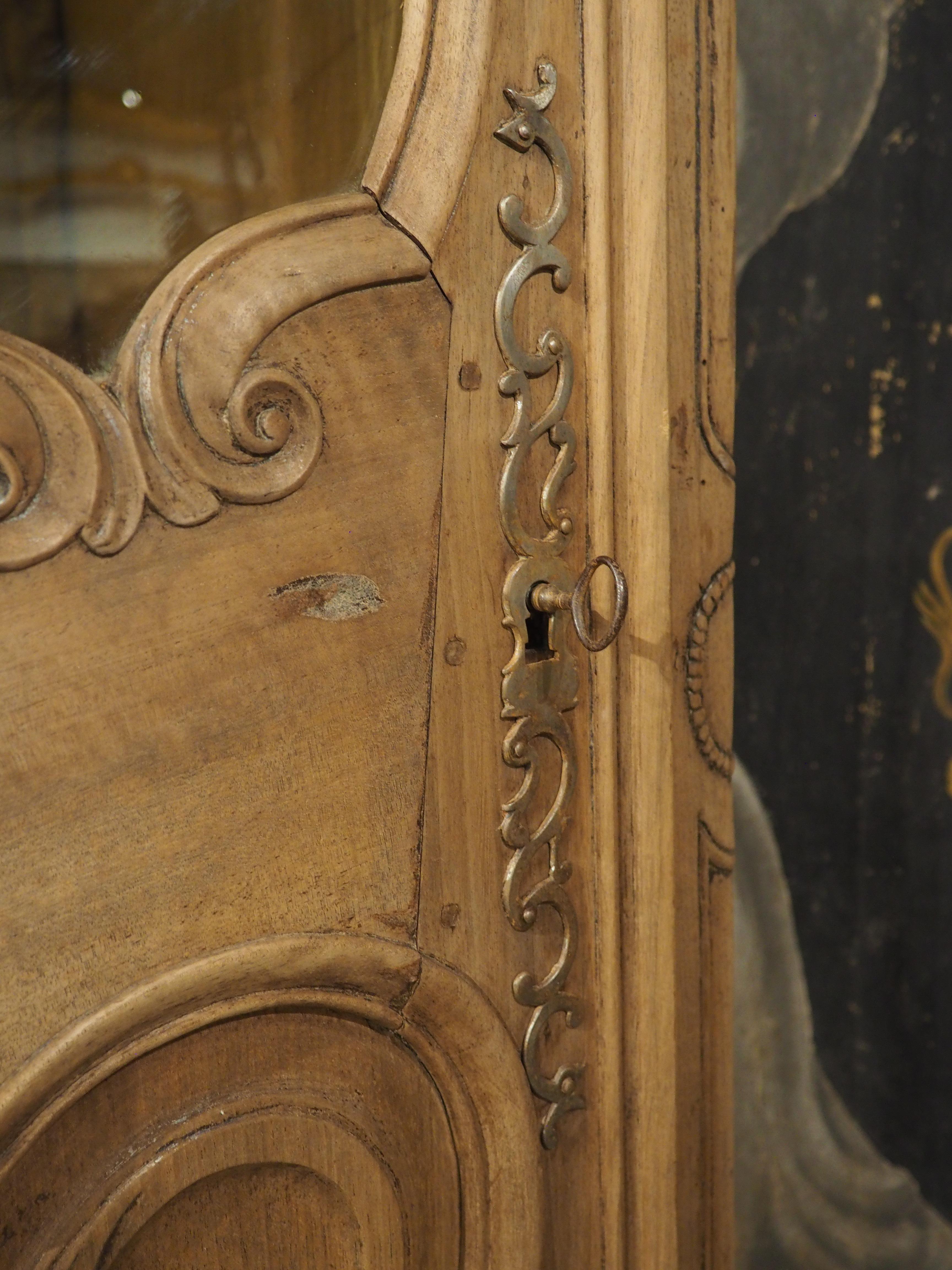 Vitrina Bonnetière in legno di noce francese del XIX secolo proveniente dalla Provenza in vendita 7