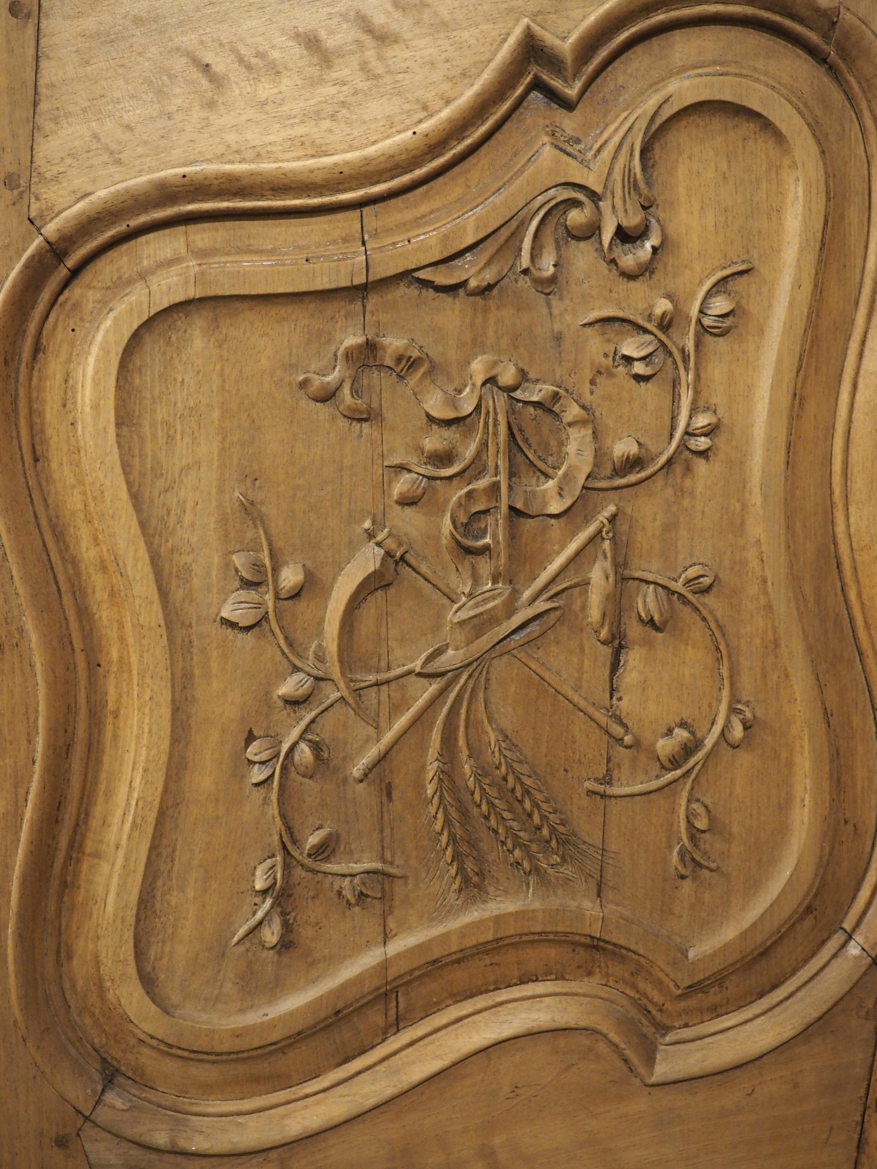 Vitrina Bonnetière in legno di noce francese del XIX secolo proveniente dalla Provenza in vendita 8