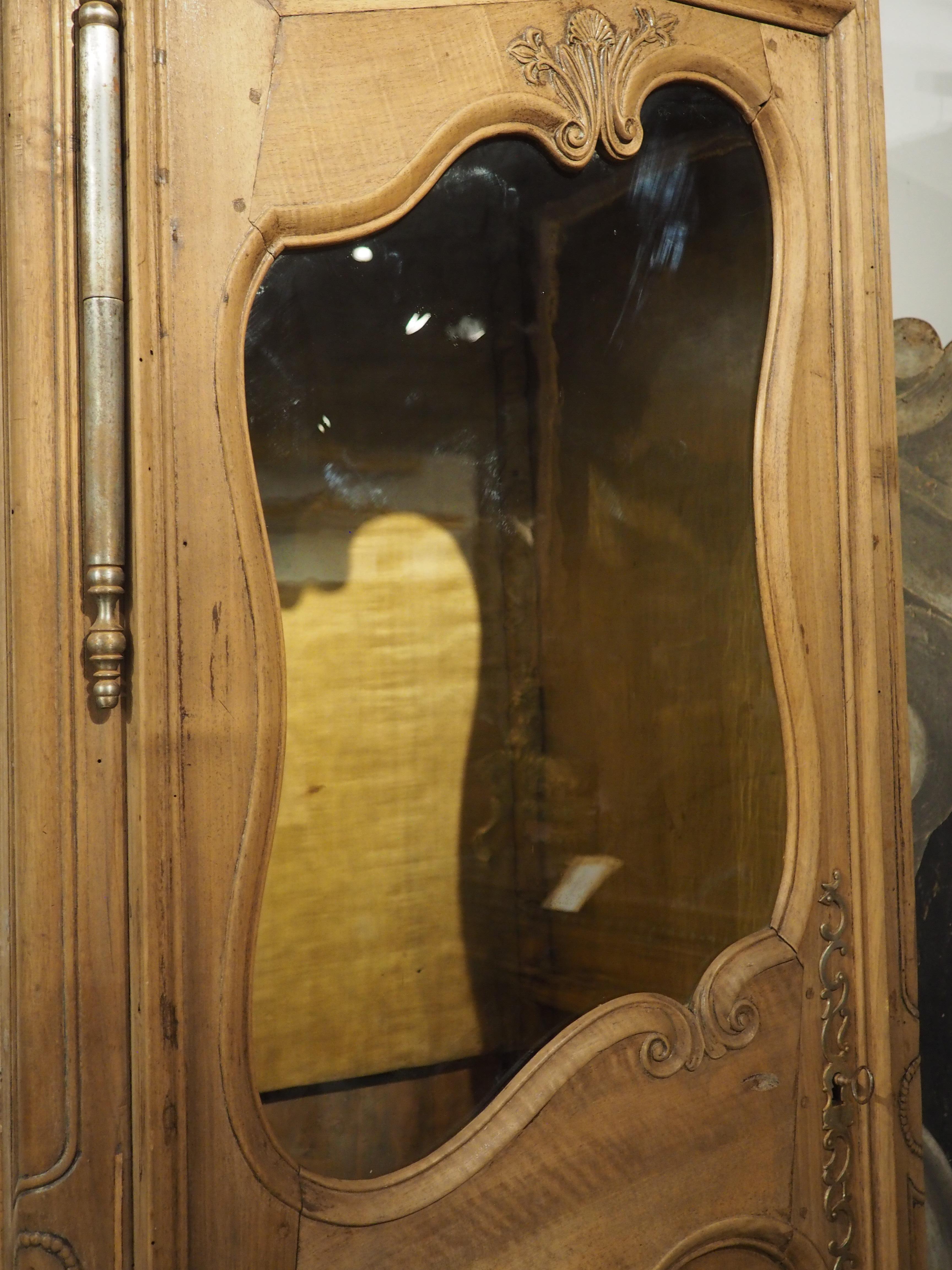 Vitrina Bonnetière in legno di noce francese del XIX secolo proveniente dalla Provenza in vendita 9