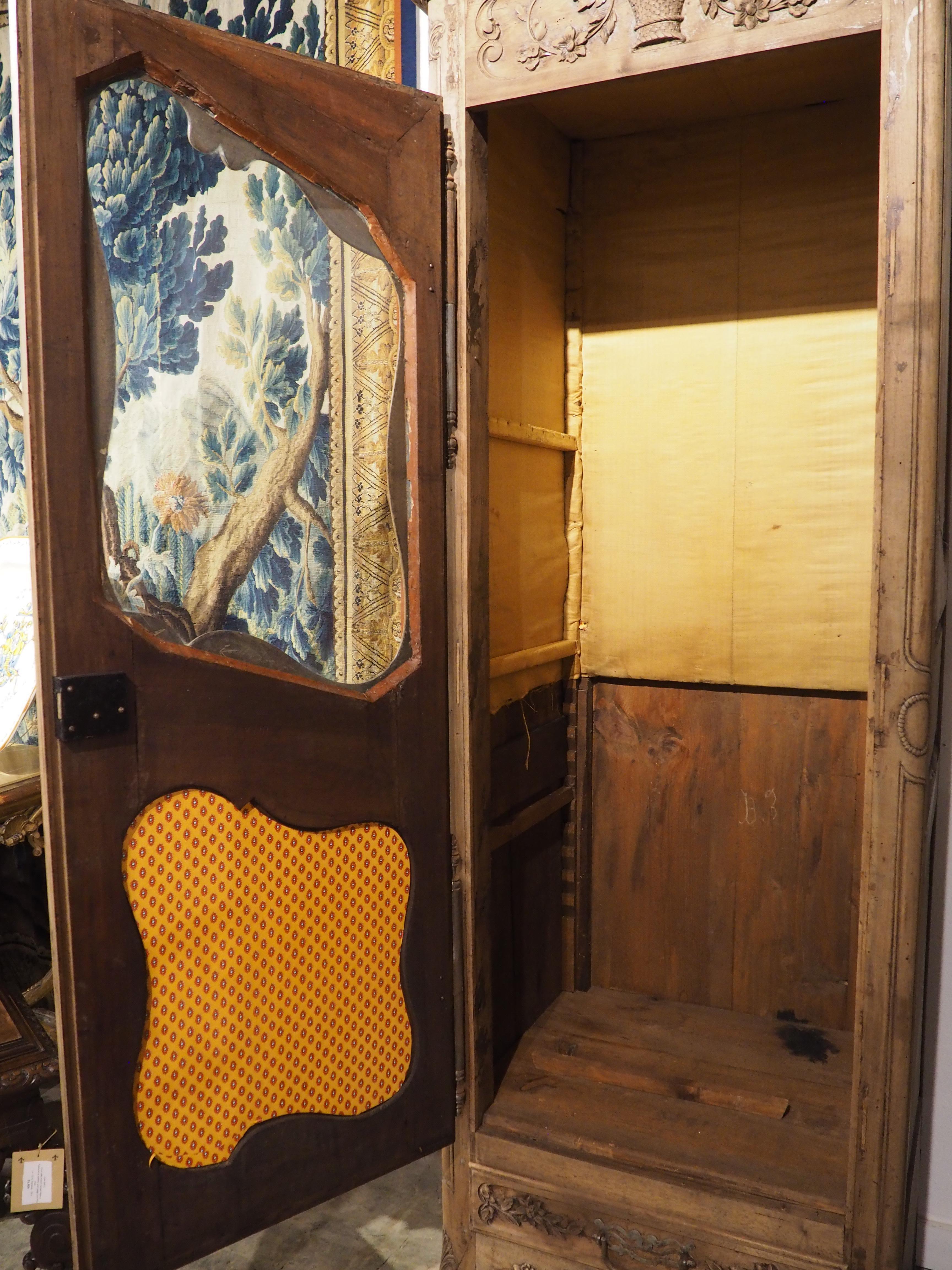 Vitrina Bonnetière in legno di noce francese del XIX secolo proveniente dalla Provenza in vendita 10