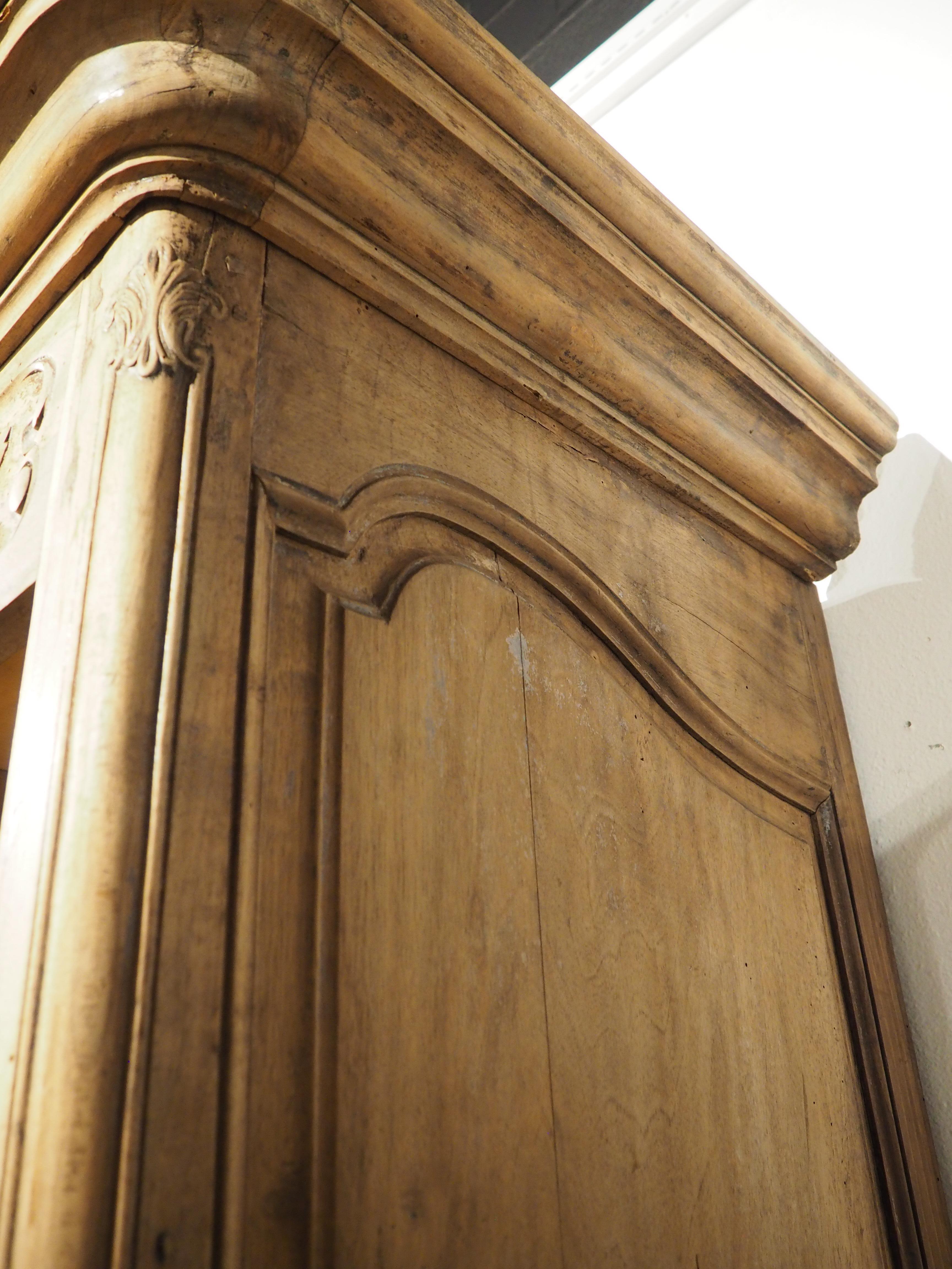 Vitrina Bonnetière in legno di noce francese del XIX secolo proveniente dalla Provenza in vendita 12