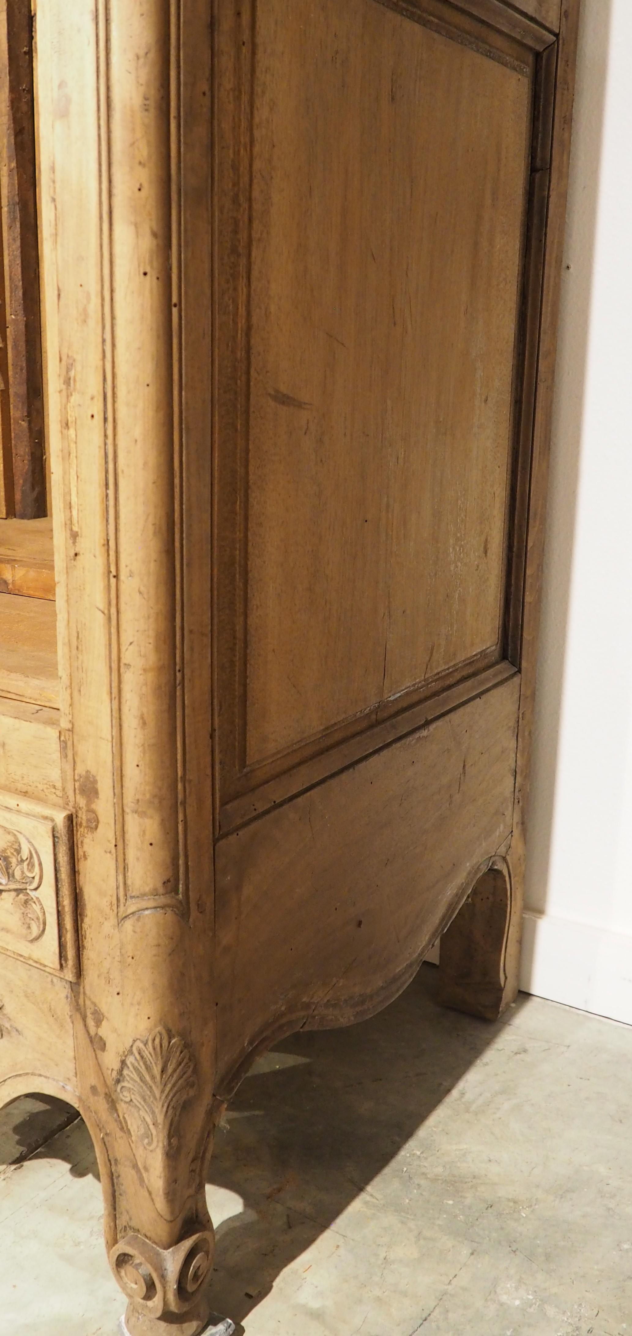 Ulteriori informazioni in arrivo...

Intagliata a mano in noce, questa bonnetière è stata recentemente in Provenza, in Francia.  La finitura originale della bonnetière è stata rimossa, lasciando al legno una tonalità neutra di marrone.  I motivi