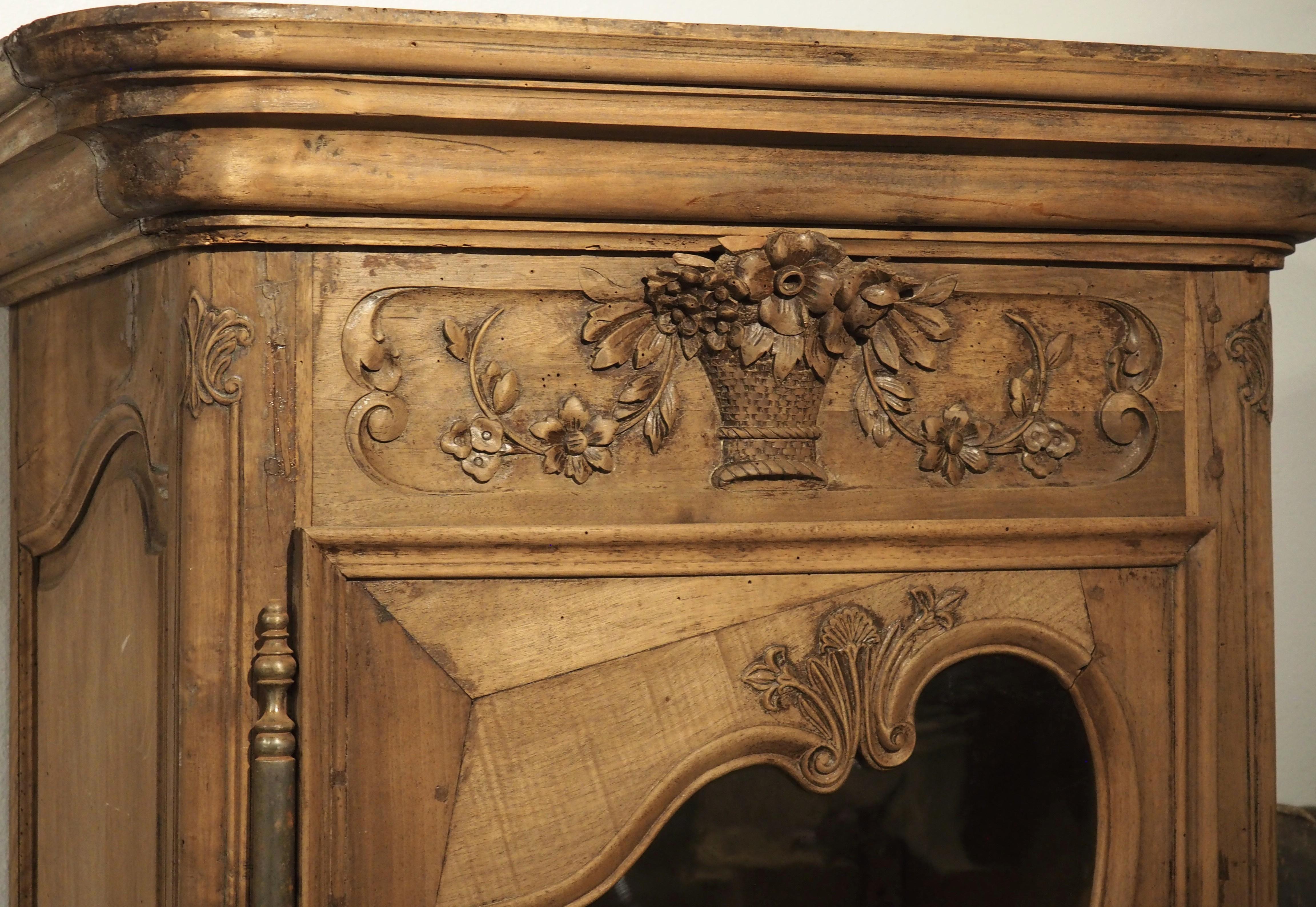 Luigi XV Vitrina Bonnetière in legno di noce francese del XIX secolo proveniente dalla Provenza in vendita