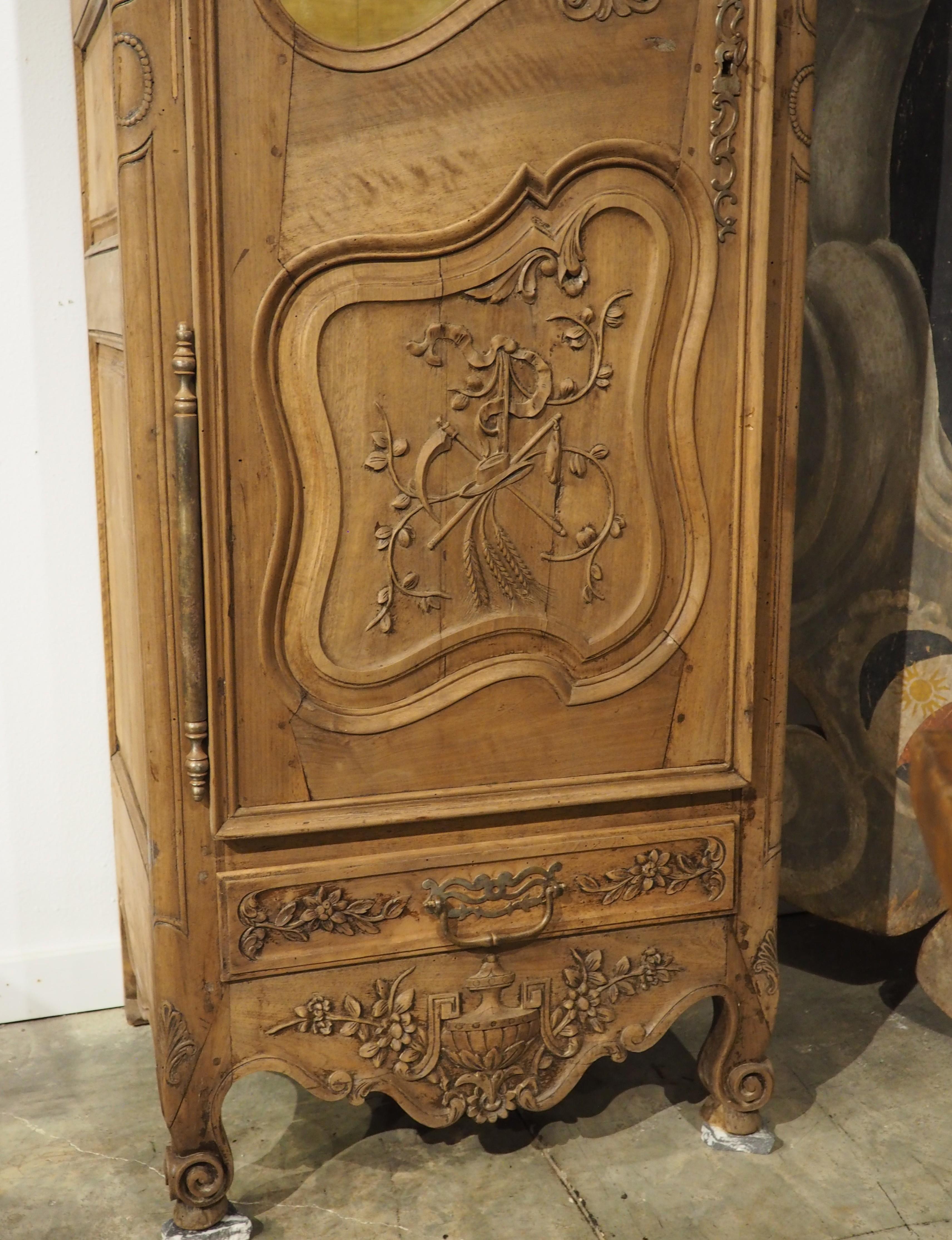 Francese Vitrina Bonnetière in legno di noce francese del XIX secolo proveniente dalla Provenza in vendita