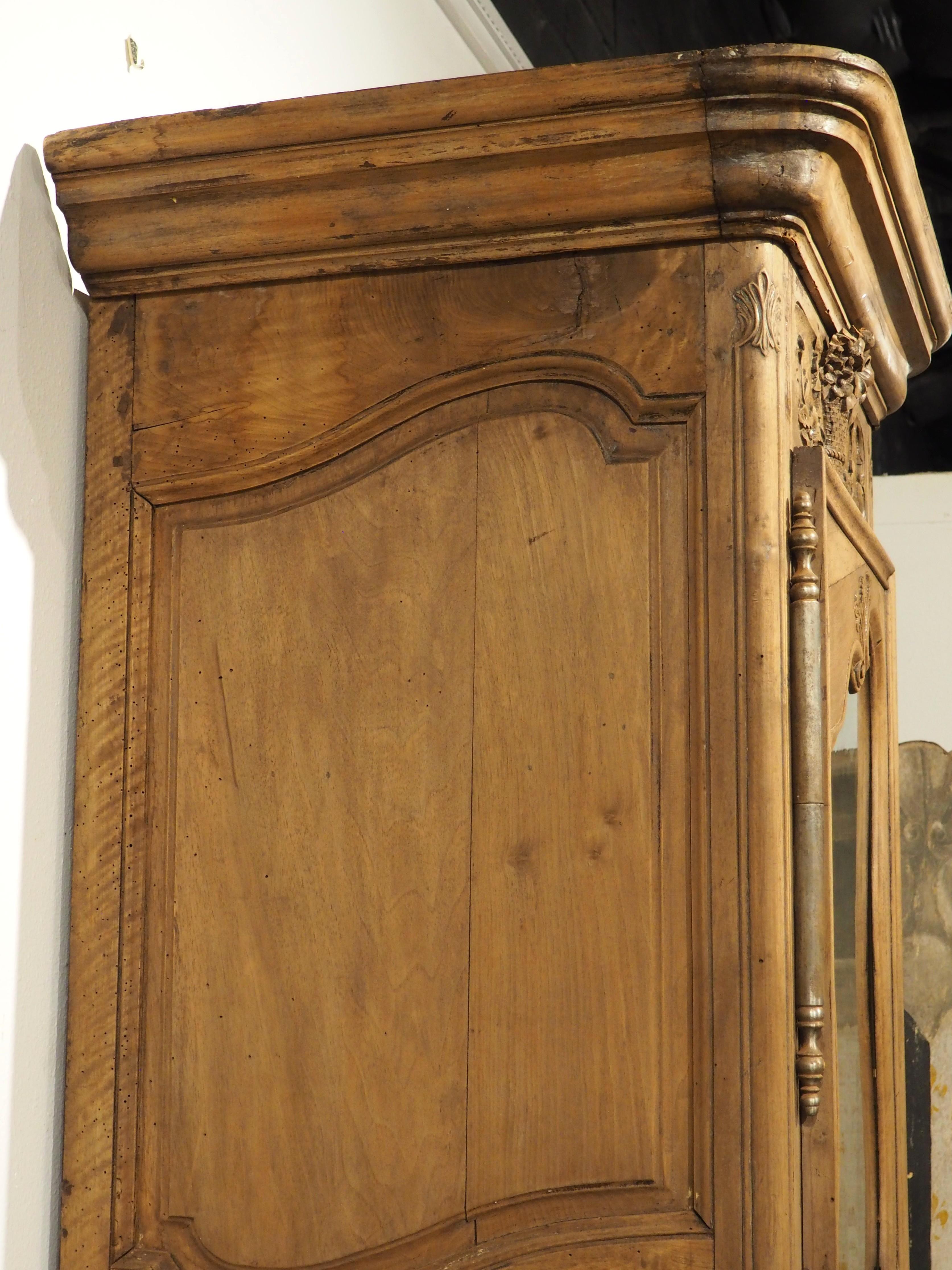 Sbiancato Vitrina Bonnetière in legno di noce francese del XIX secolo proveniente dalla Provenza in vendita