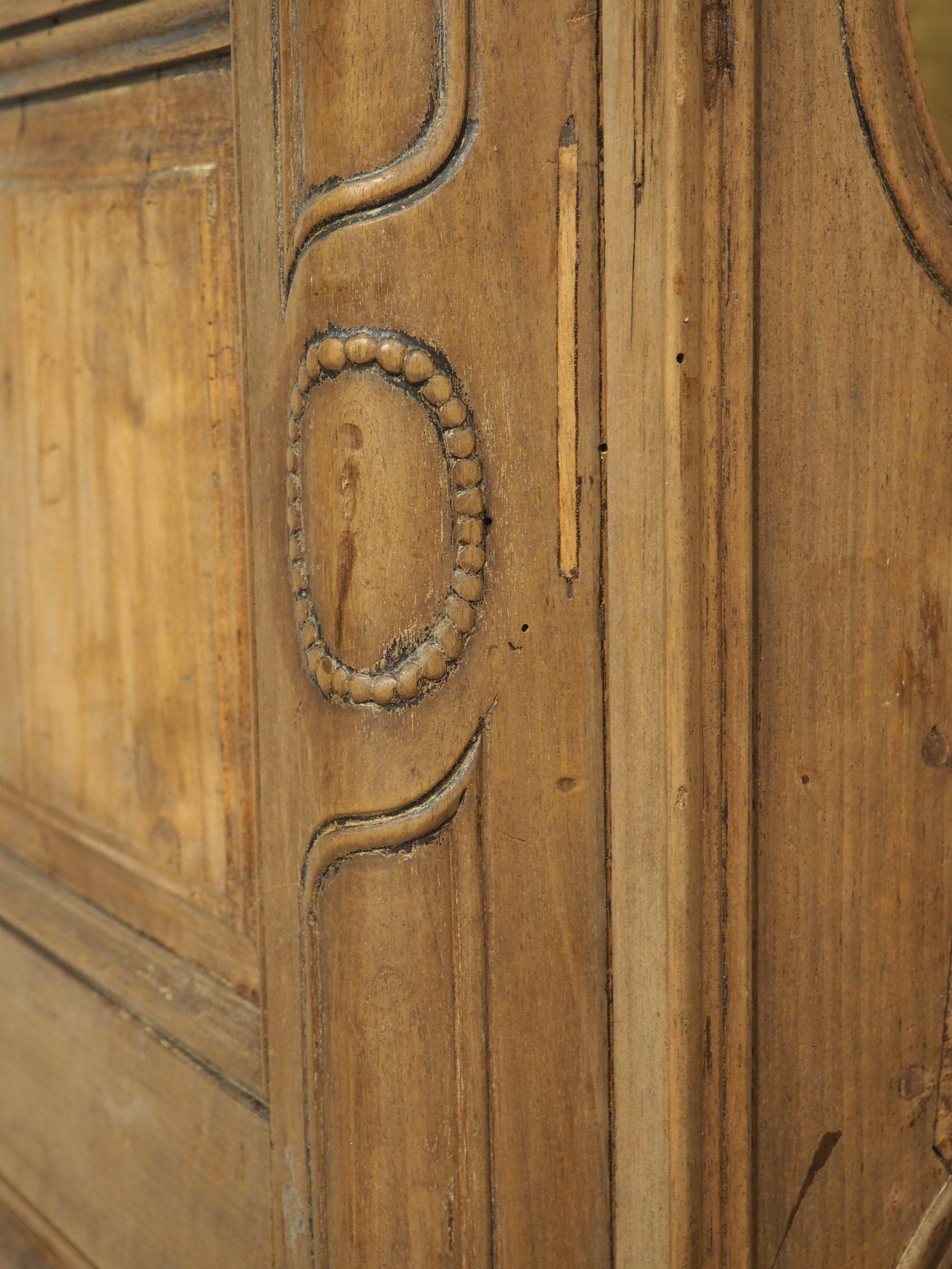 Vitrina Bonnetière in legno di noce francese del XIX secolo proveniente dalla Provenza In condizioni buone in vendita a Dallas, TX