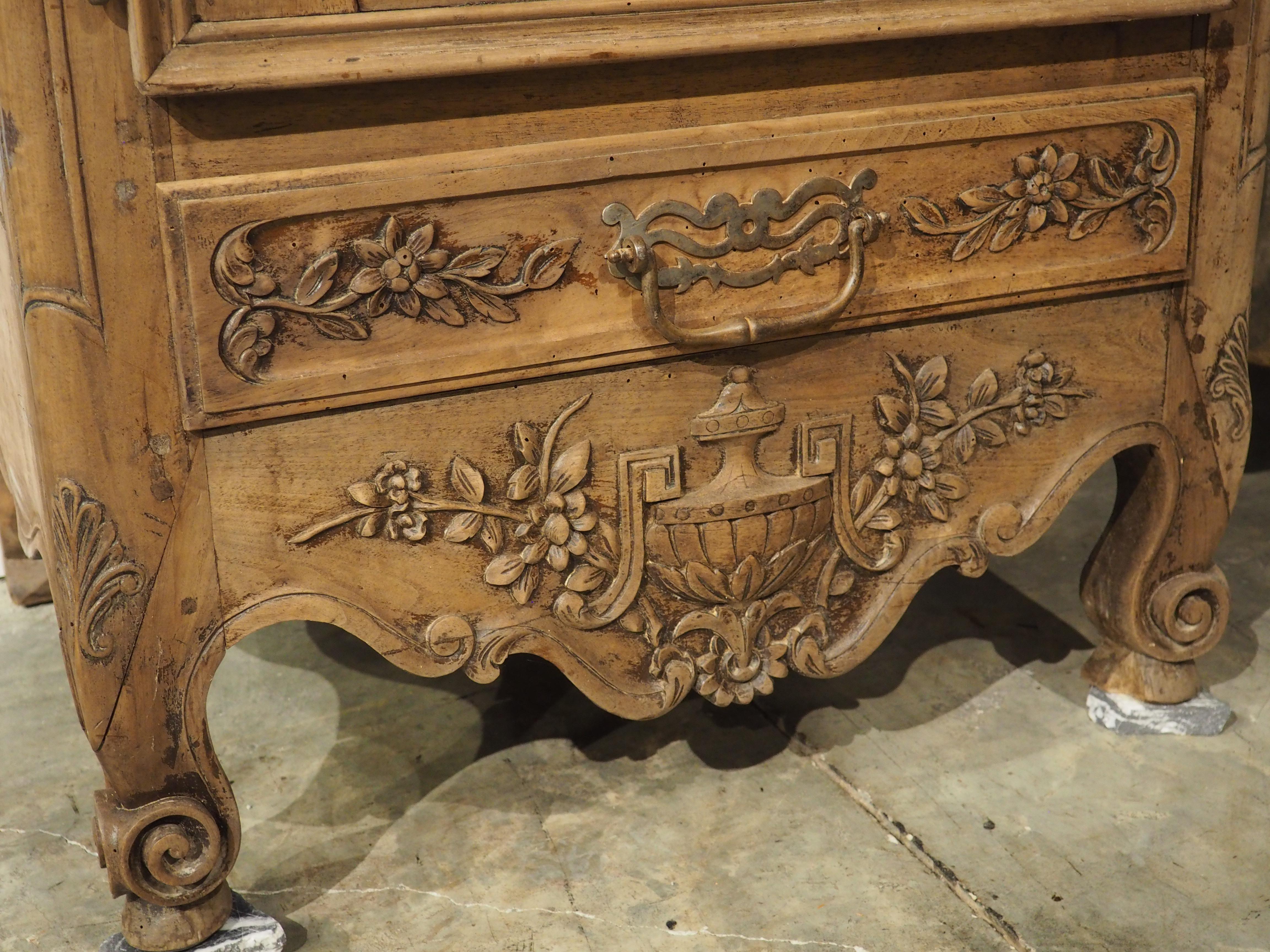 Vetro Vitrina Bonnetière in legno di noce francese del XIX secolo proveniente dalla Provenza in vendita